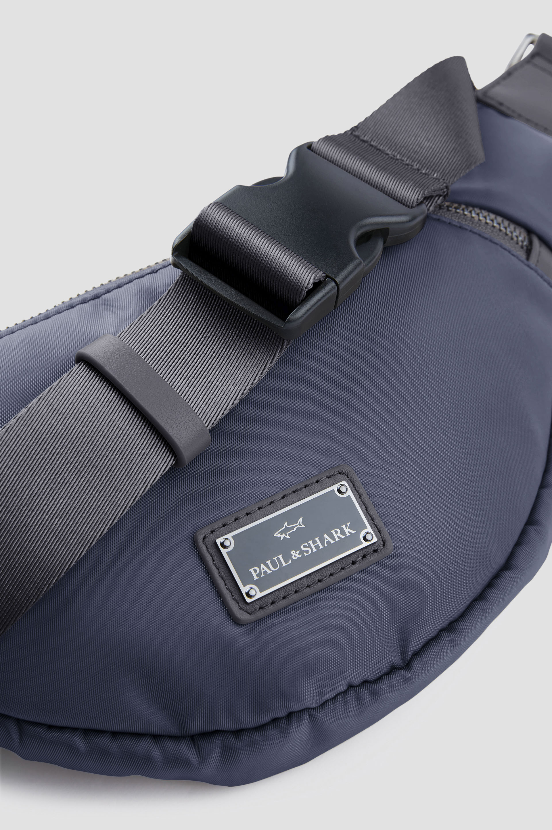 Borsa a tracolla in nylon con finiture in pelle image number 3