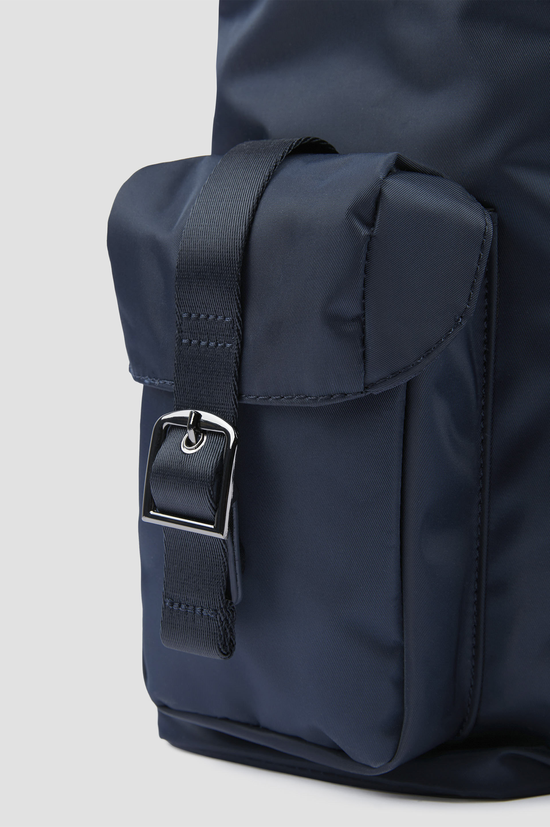 Mochila utilitaria de nailon con ribetes de cuero image number 5