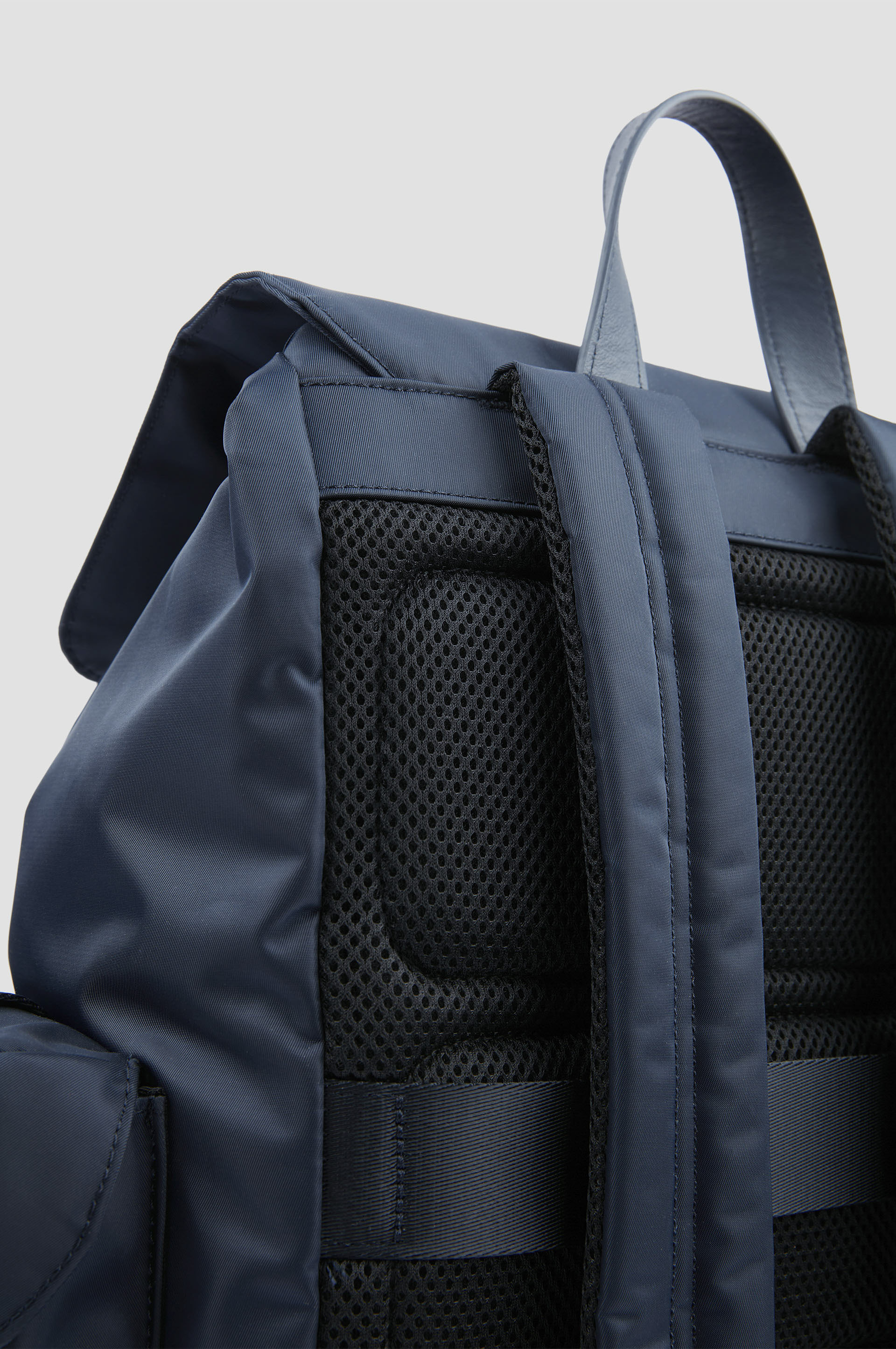 Mochila utilitaria de nailon con ribetes de cuero image number 6