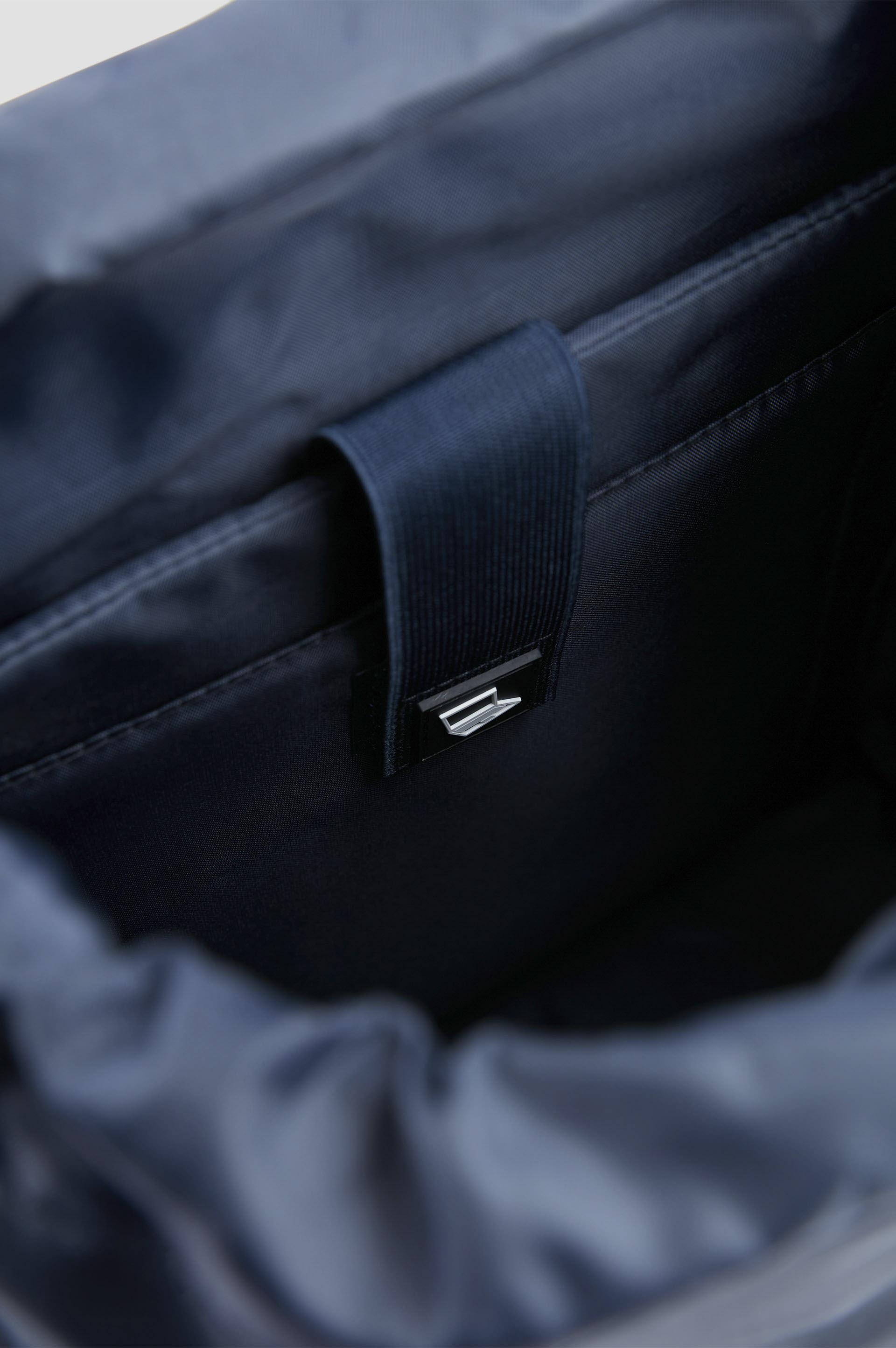 Mochila utilitaria de nailon con ribetes de cuero image number 3