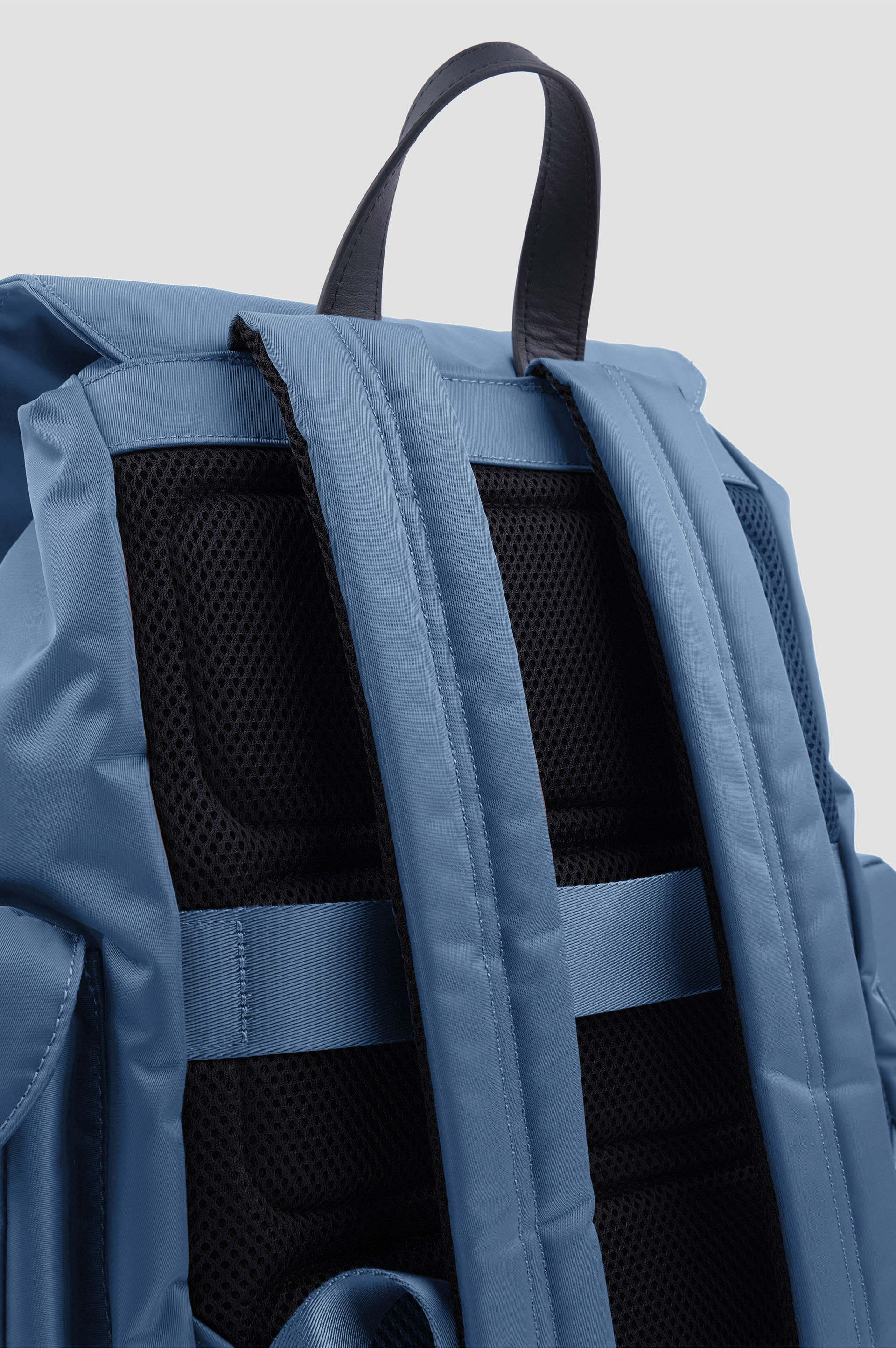 Mochila utilitaria de nailon con ribetes de cuero image number 2