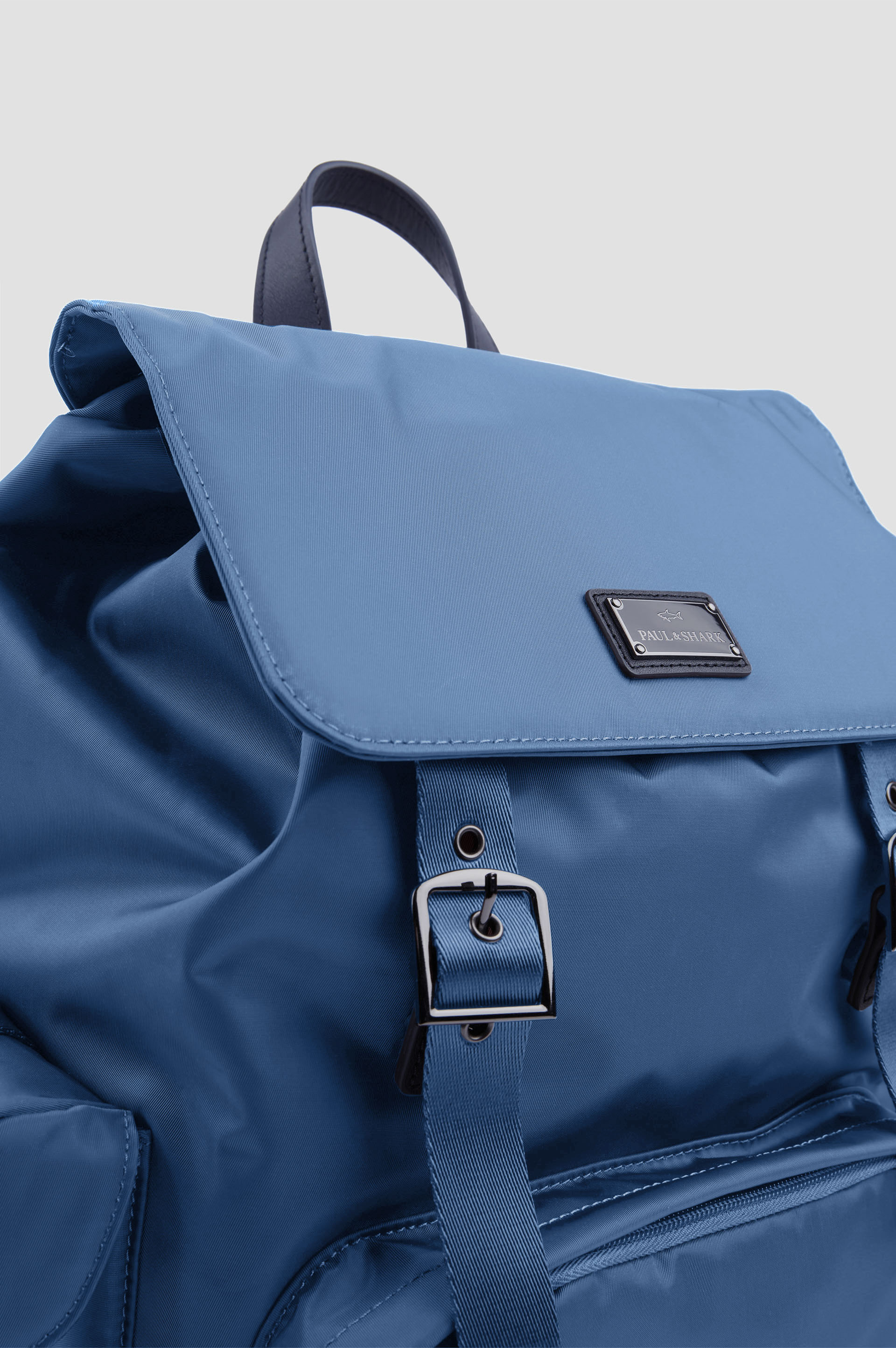 Mochila utilitaria de nailon con ribetes de cuero image number 5