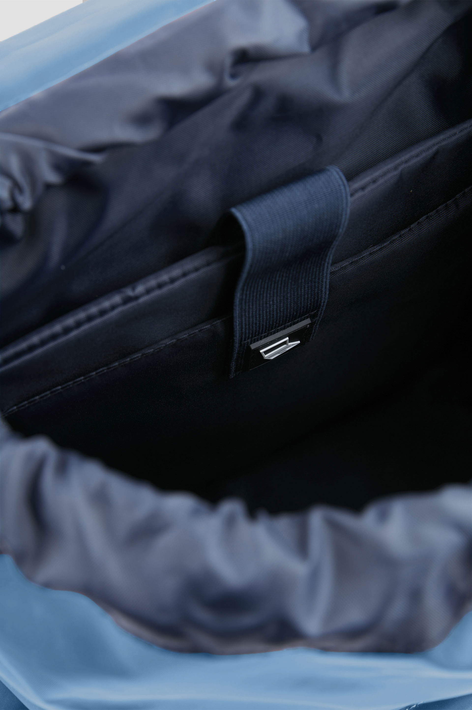 Mochila utilitaria de nailon con ribetes de cuero image number 6