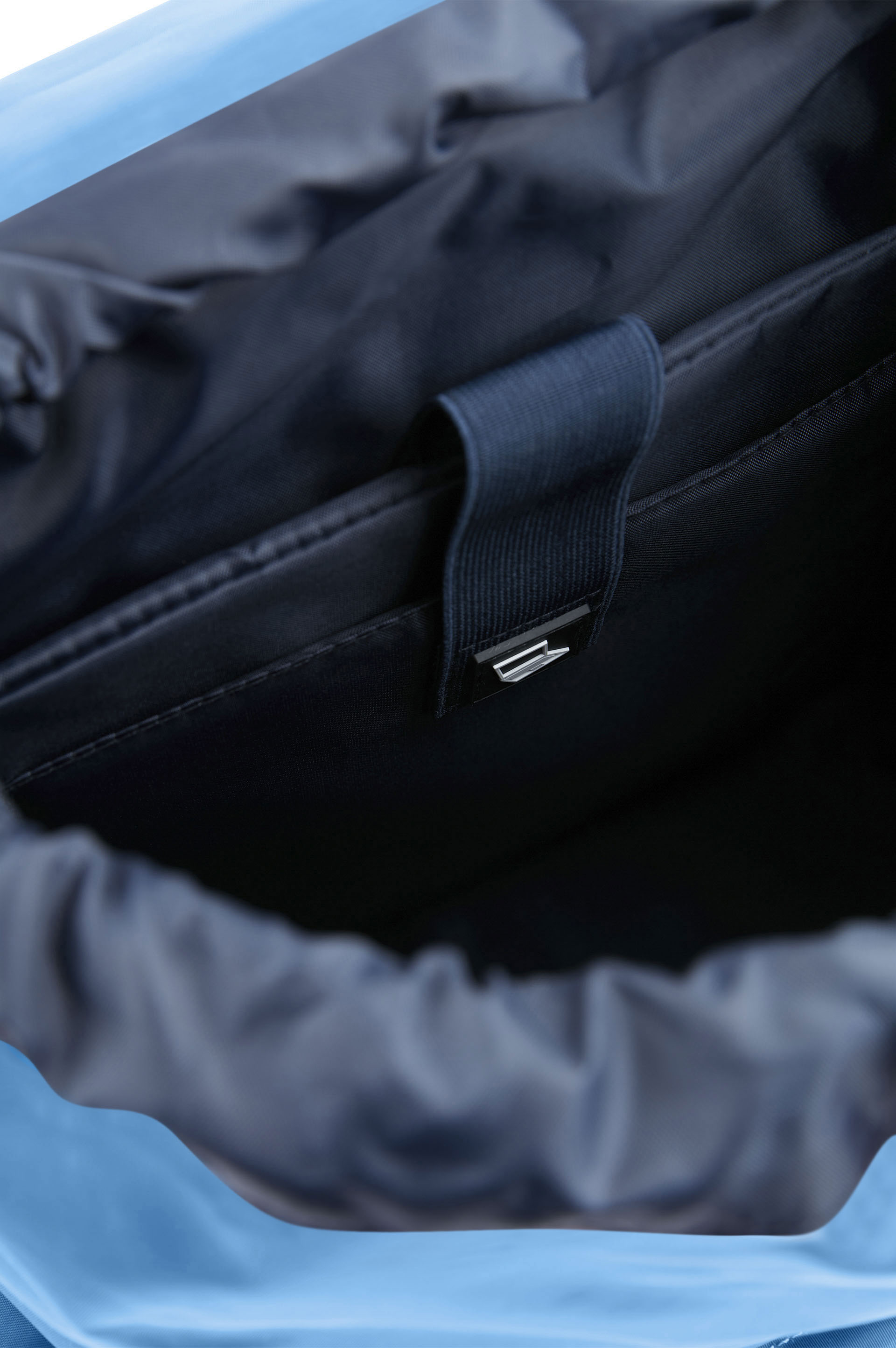 Mochila utilitaria de nailon con ribetes de cuero image number 3