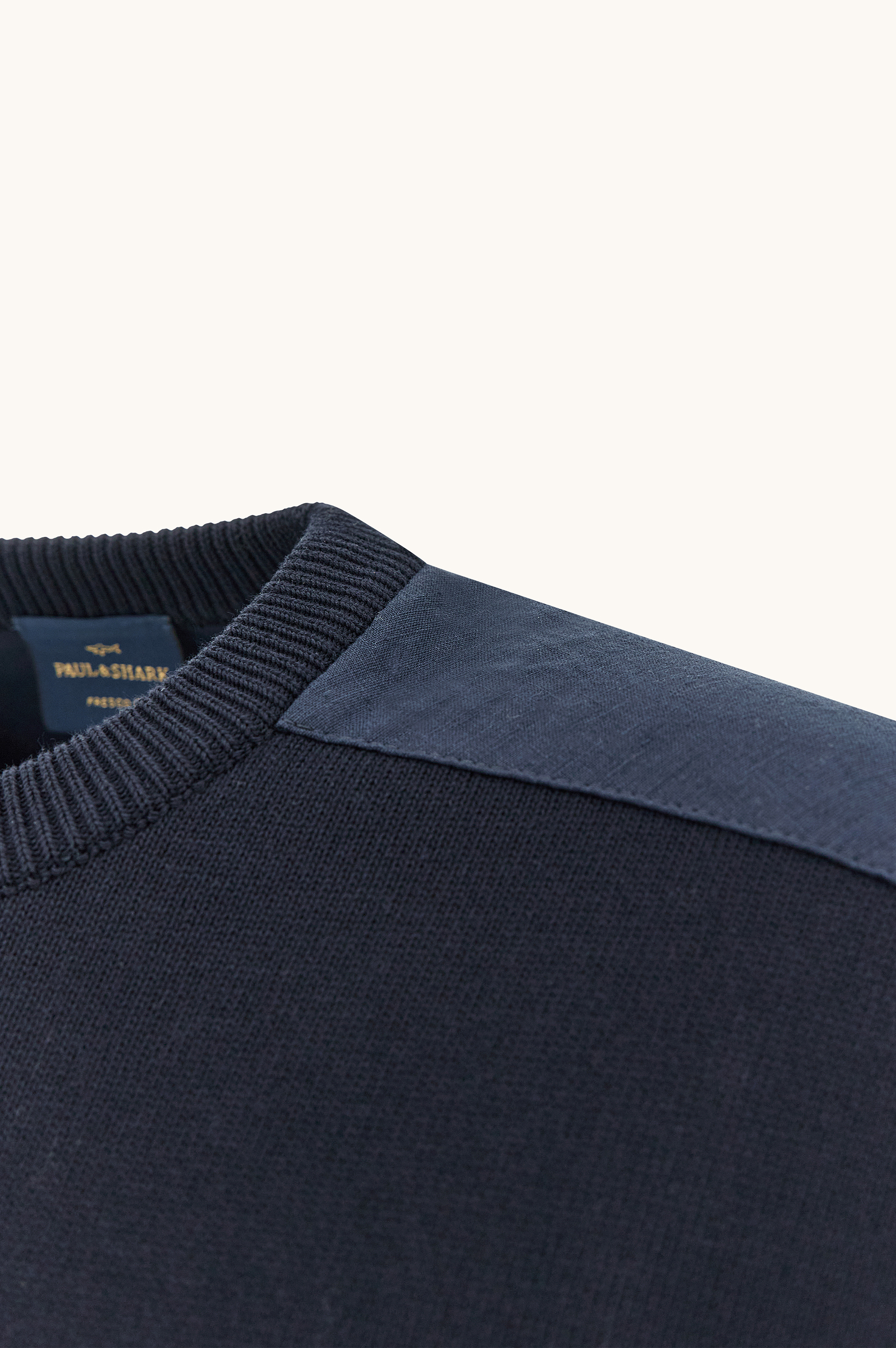 Pull &agrave; col rond en coton Fresco avec d&eacute;tails en lin image number 9