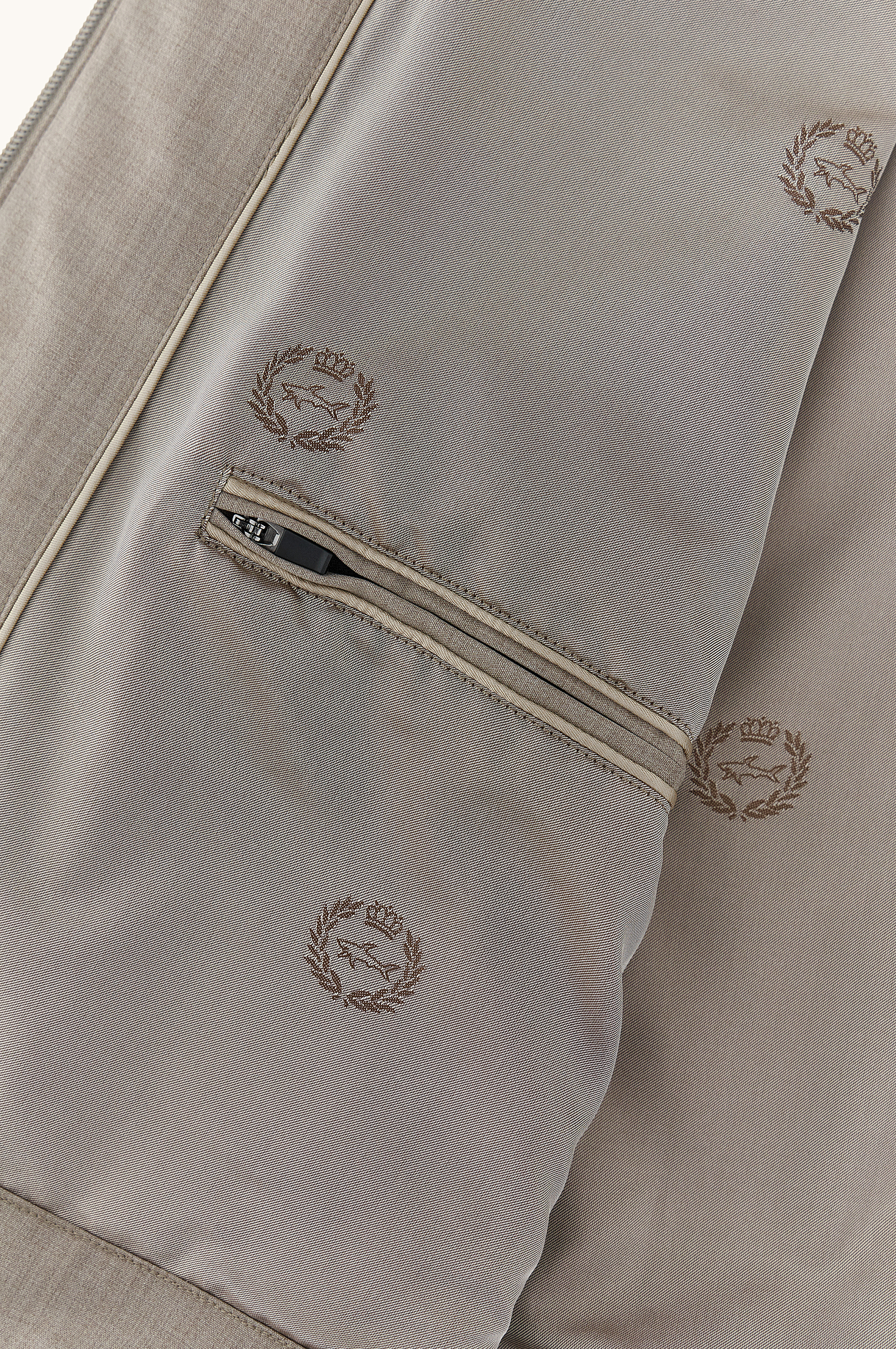 Blus&oacute;n en lana y seda image number 6