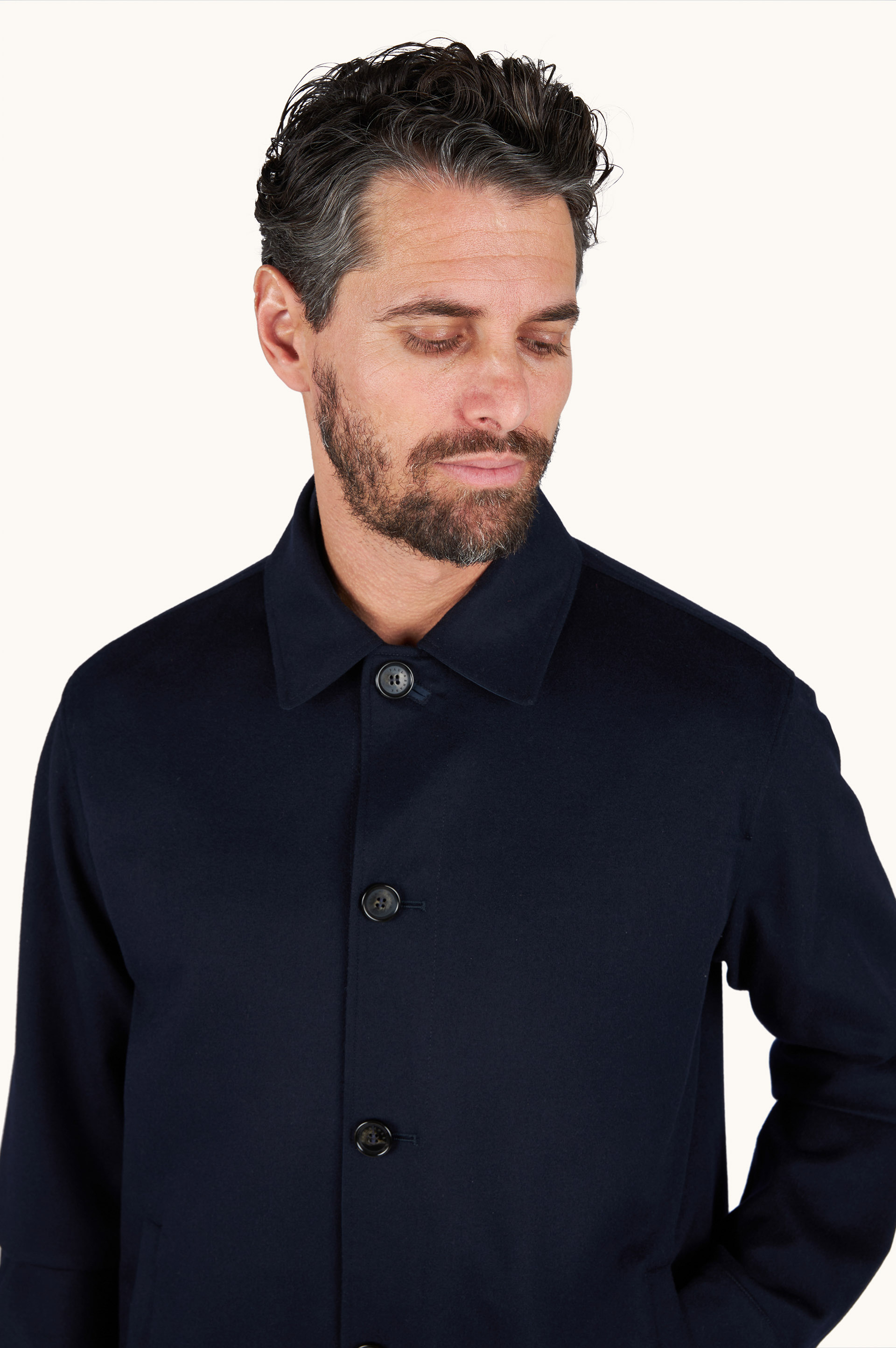 Surchemise r&eacute;versible en cachemire et tissu technique image number 4