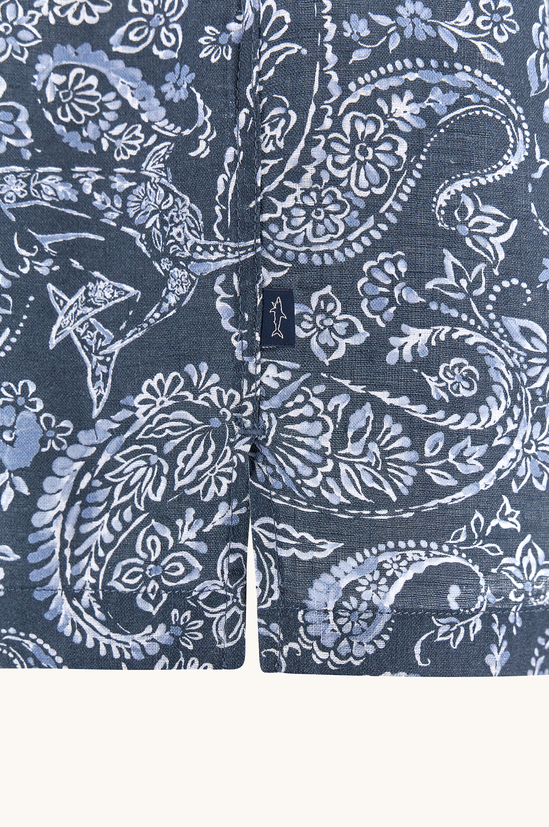 Camicia in lino con motivo Shark Paisley image number 6