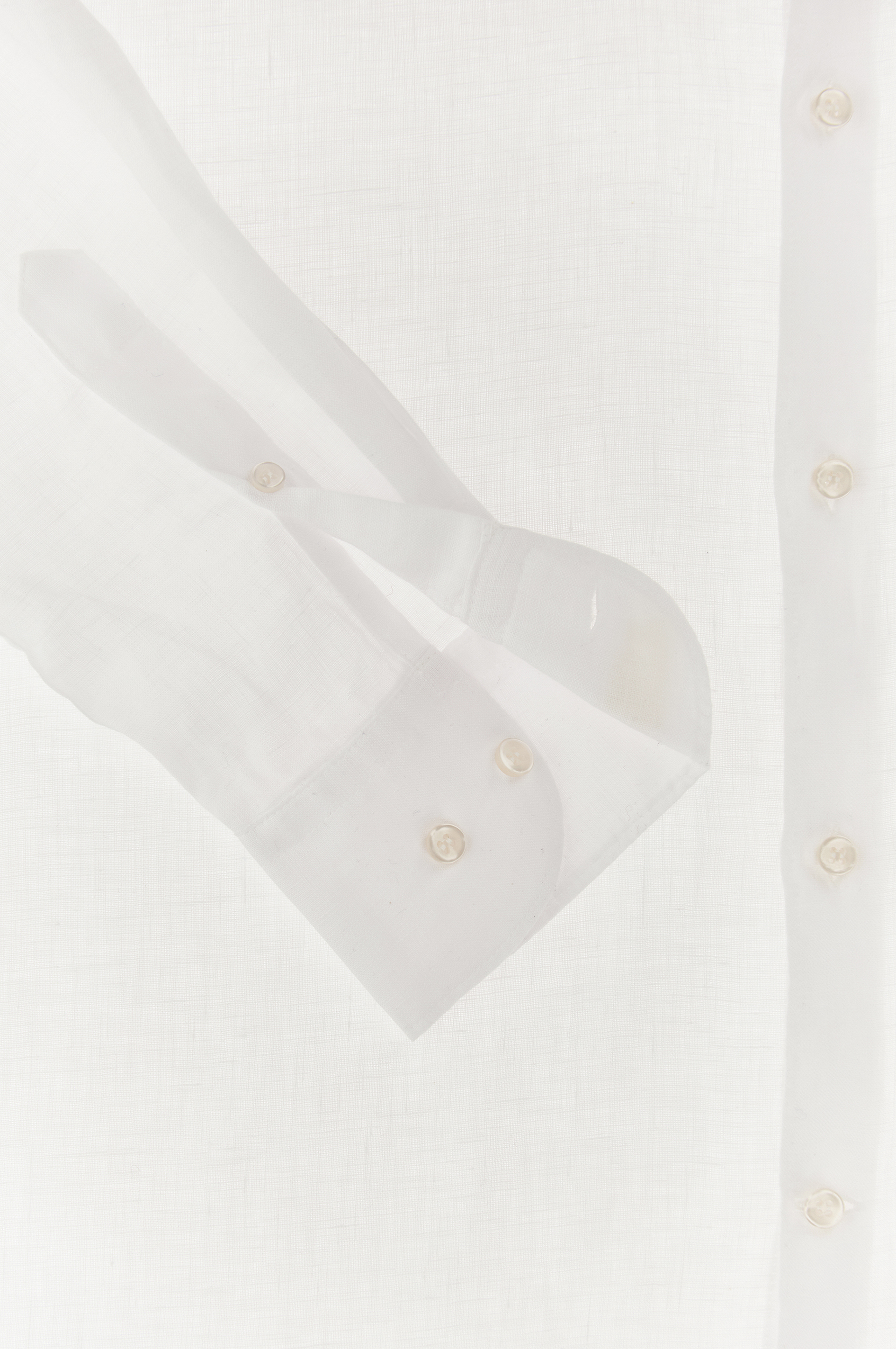 Camisa de lino te&ntilde;ida en prenda image number 6