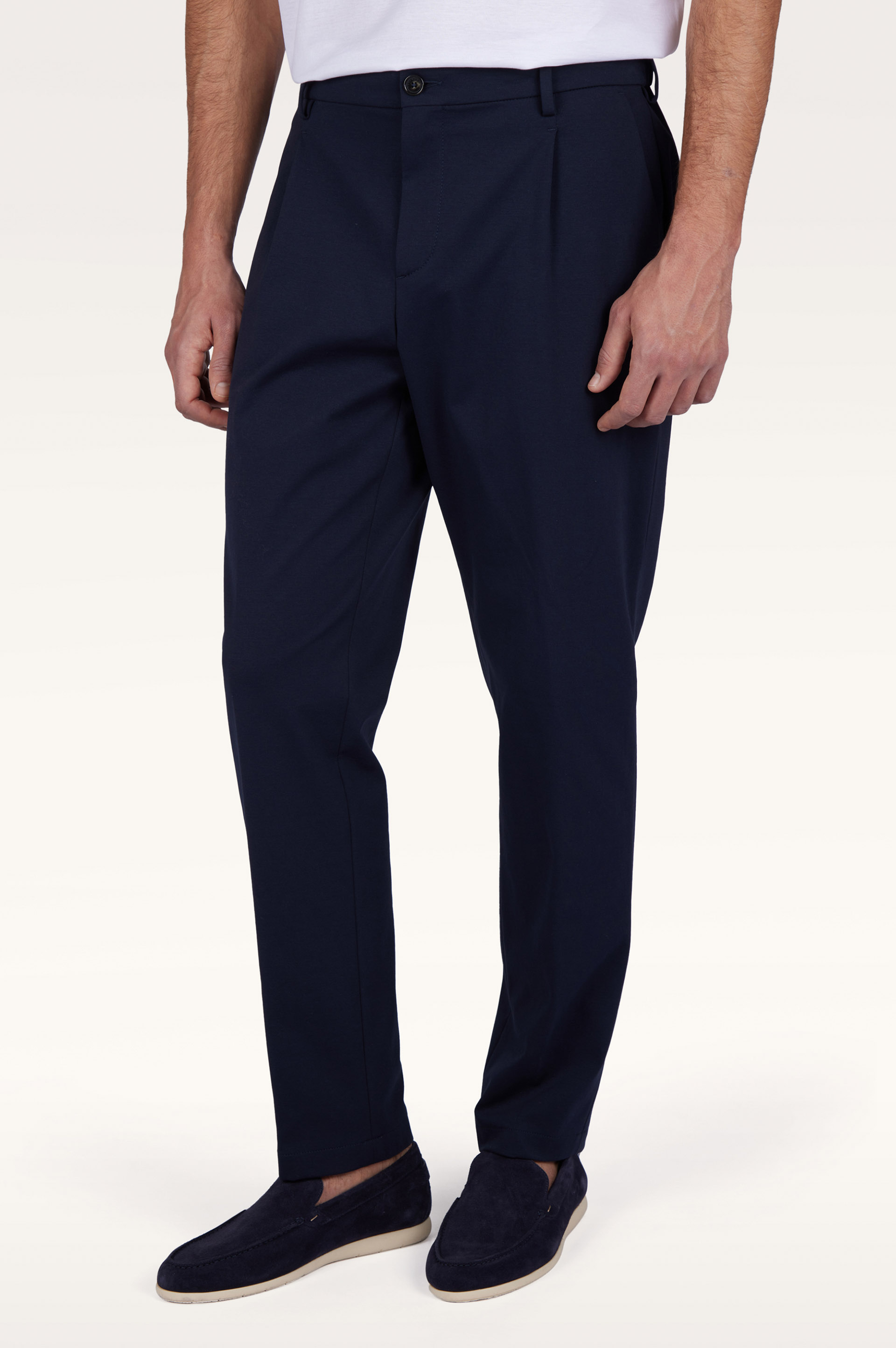 Dynamic chino trousers with pleats image number 0