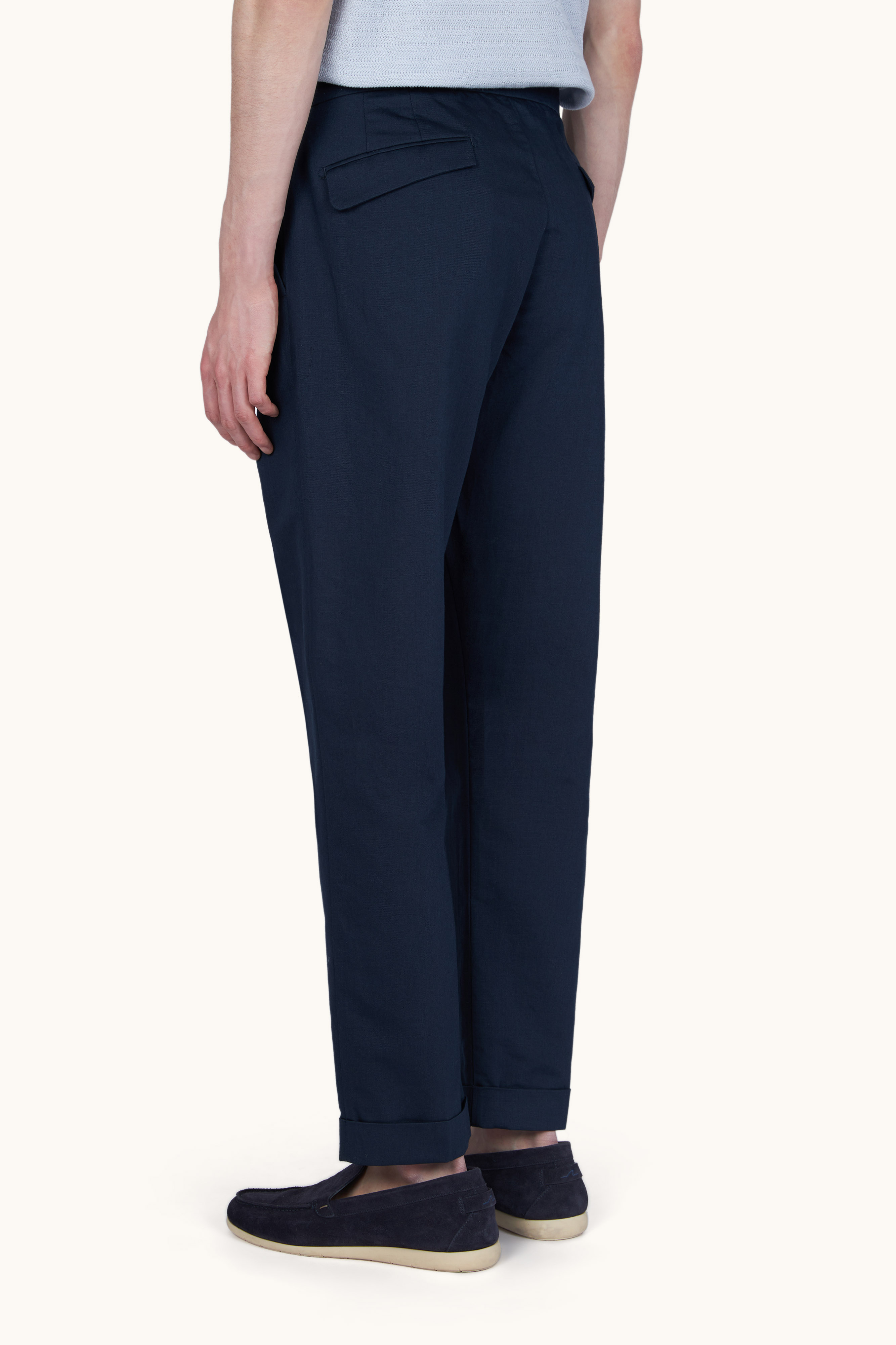 Chino trousers in linen and cotton with pleats image number 3