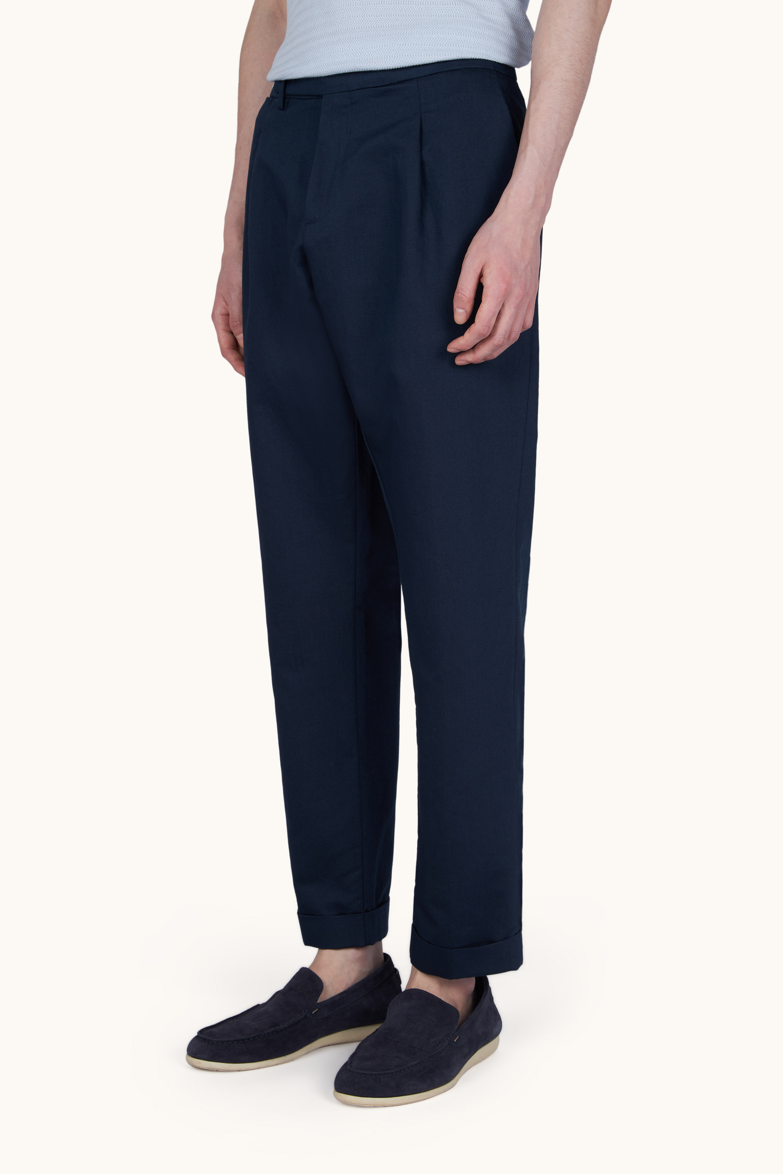 Chino trousers in linen and cotton with pleats image number 0