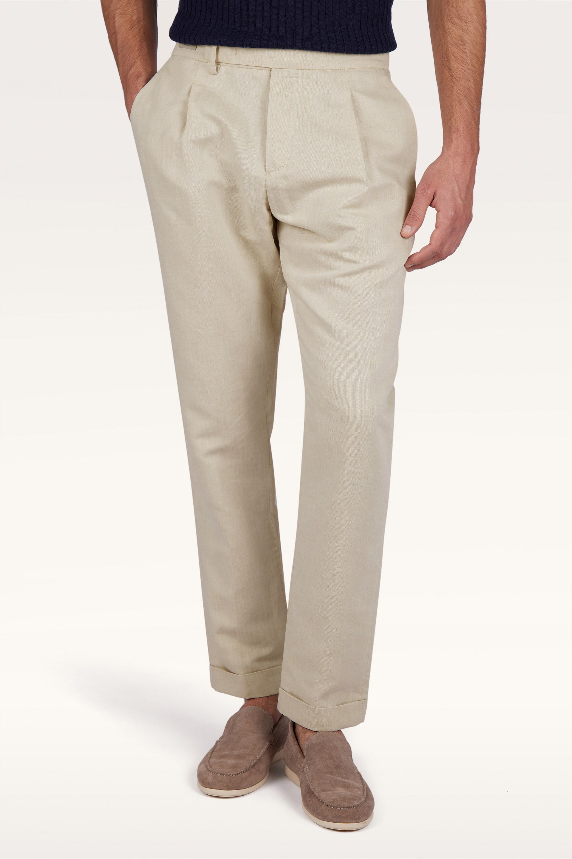 Pantal&oacute;n chino de lino y algod&oacute;n con pinzas image number 0