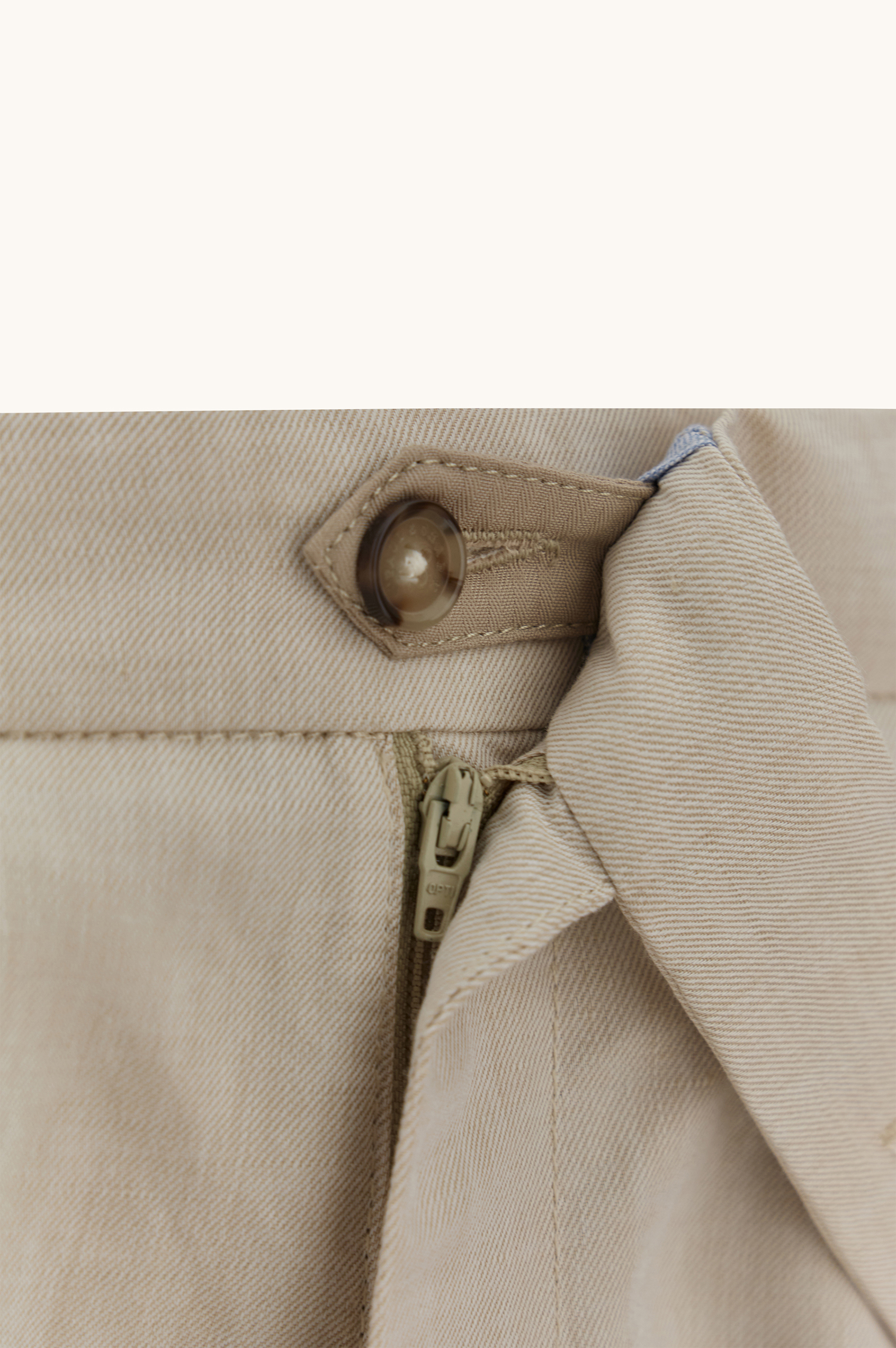 Pantal&oacute;n chino de lino y algod&oacute;n con pinzas image number 7