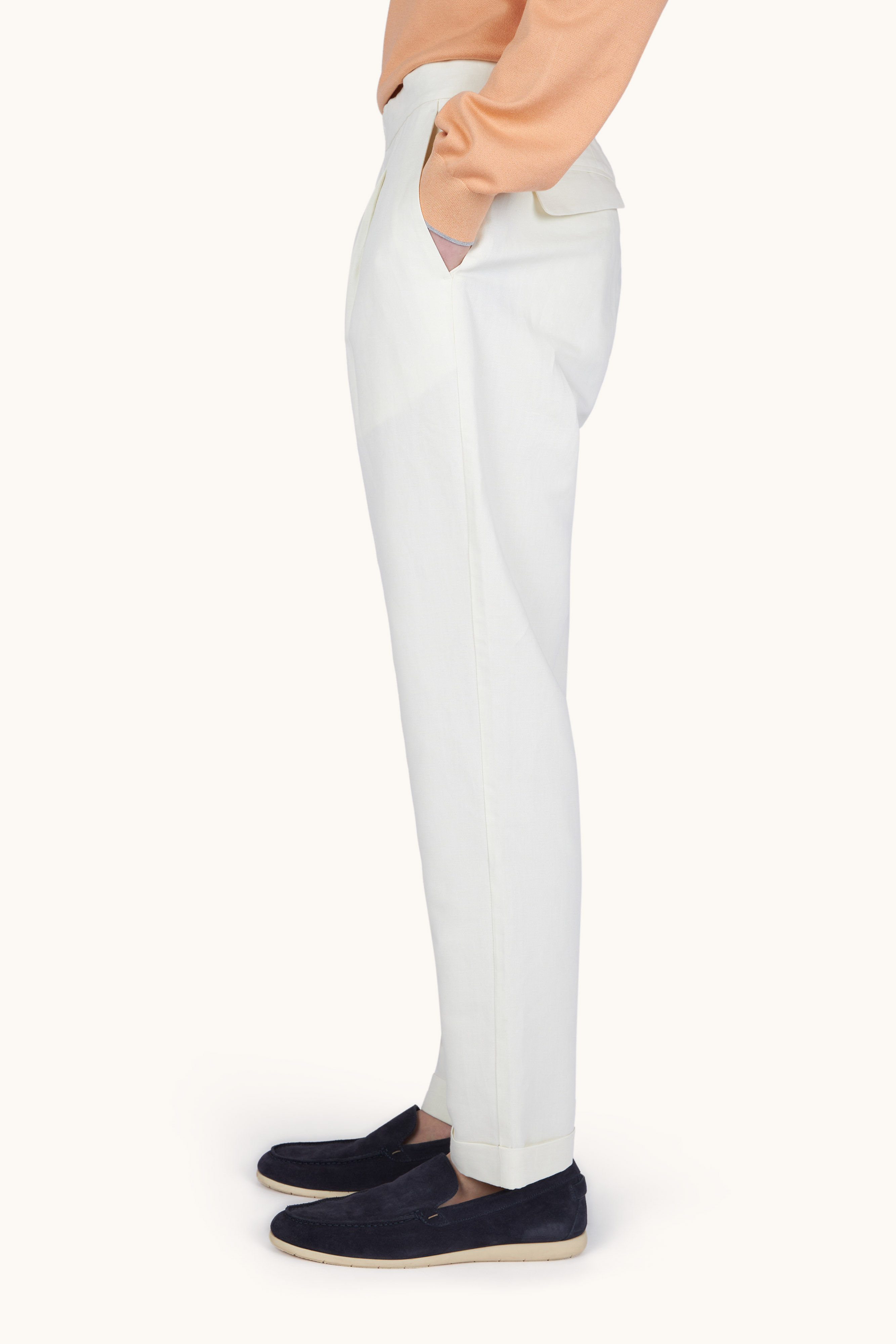Chino trousers in linen and cotton with pleats image number 5