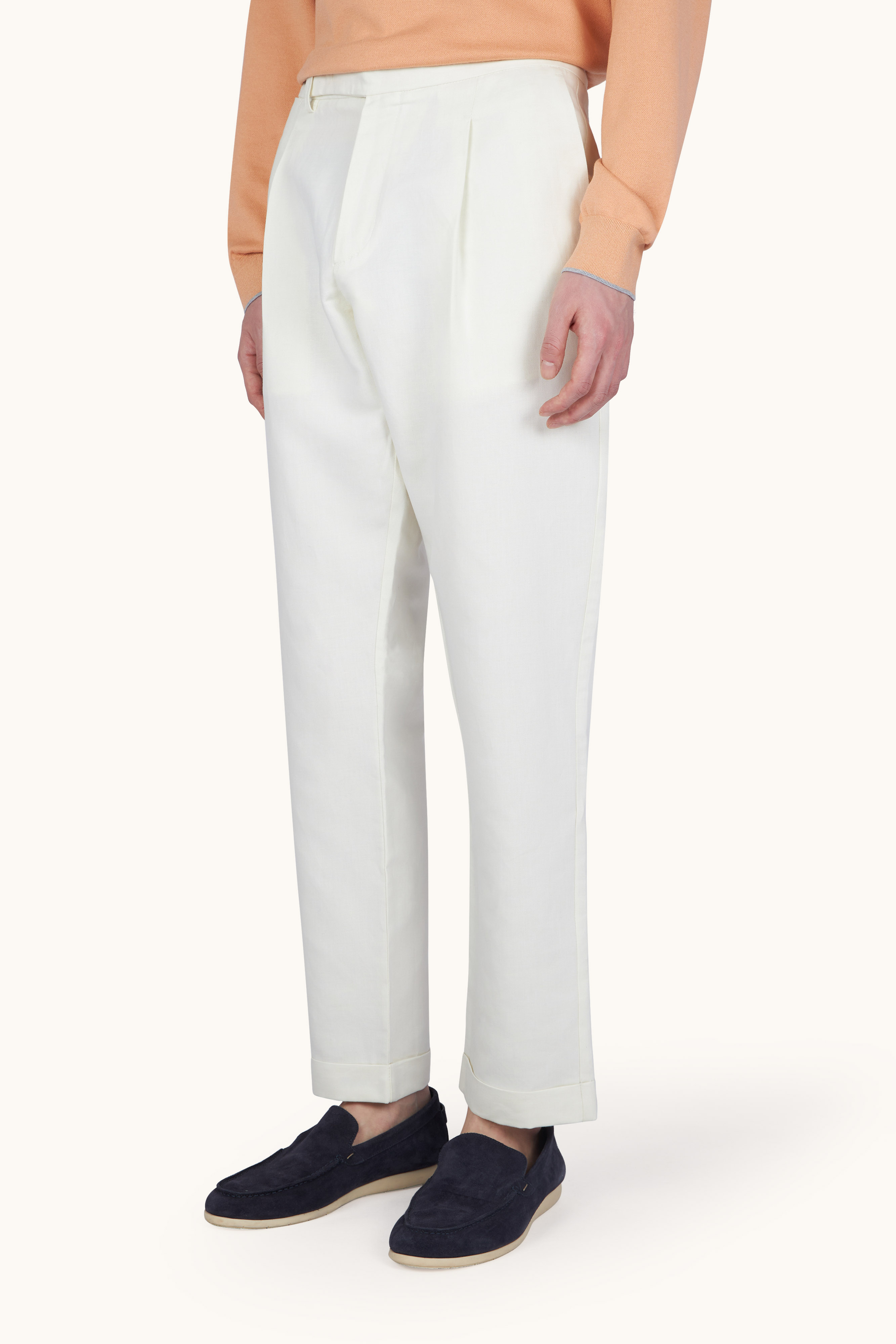 Chino trousers in linen and cotton with pleats image number 0