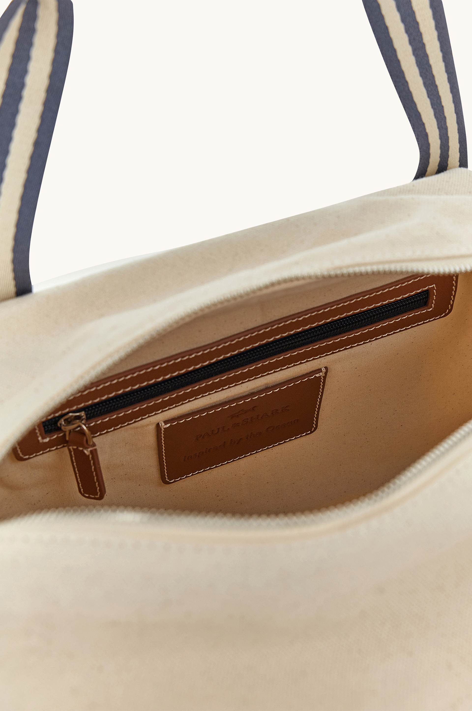 Travel bag in canvas with leather details image number 4