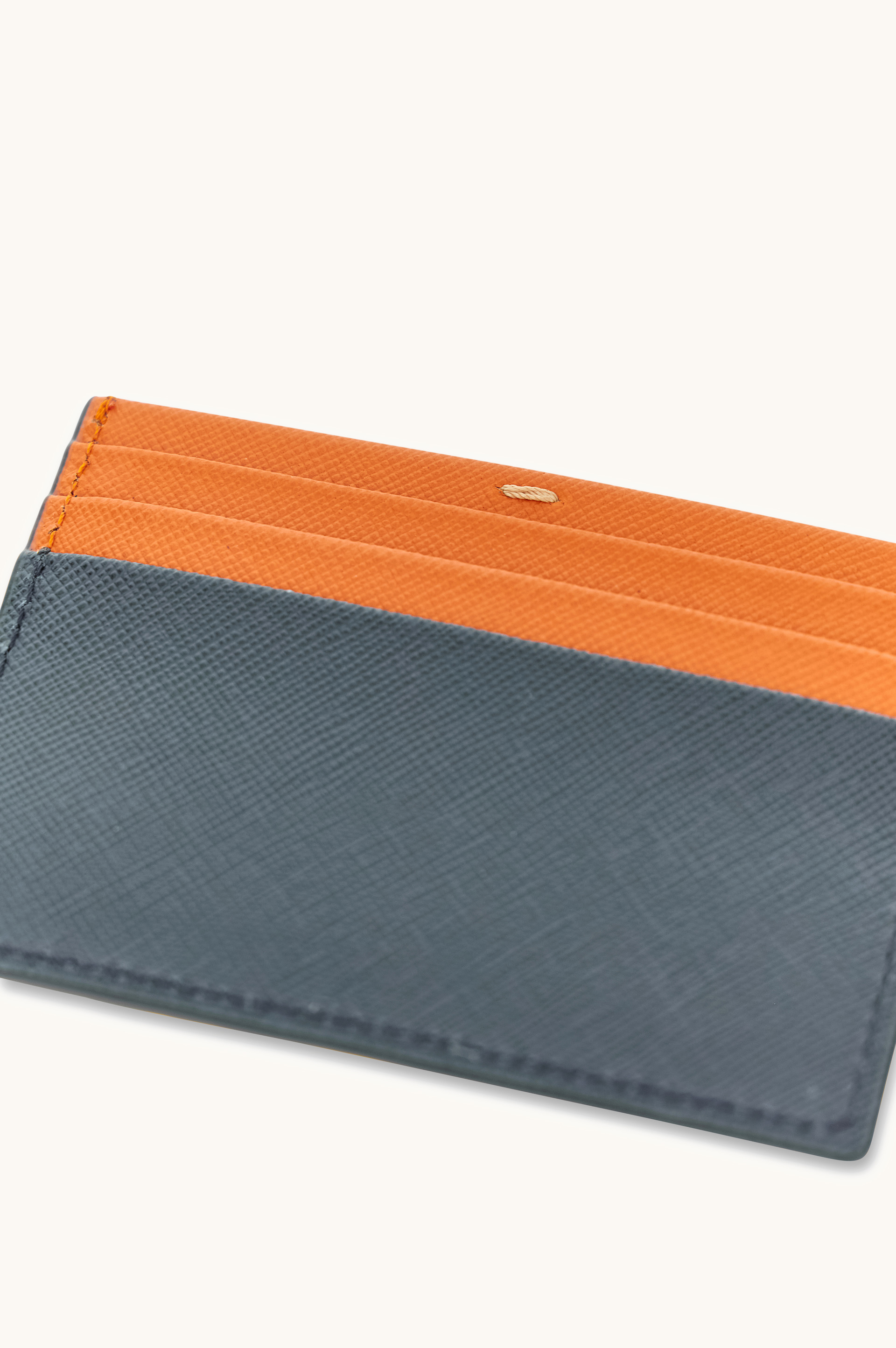 Porta tarjetas de cuero Saffiano image number 3