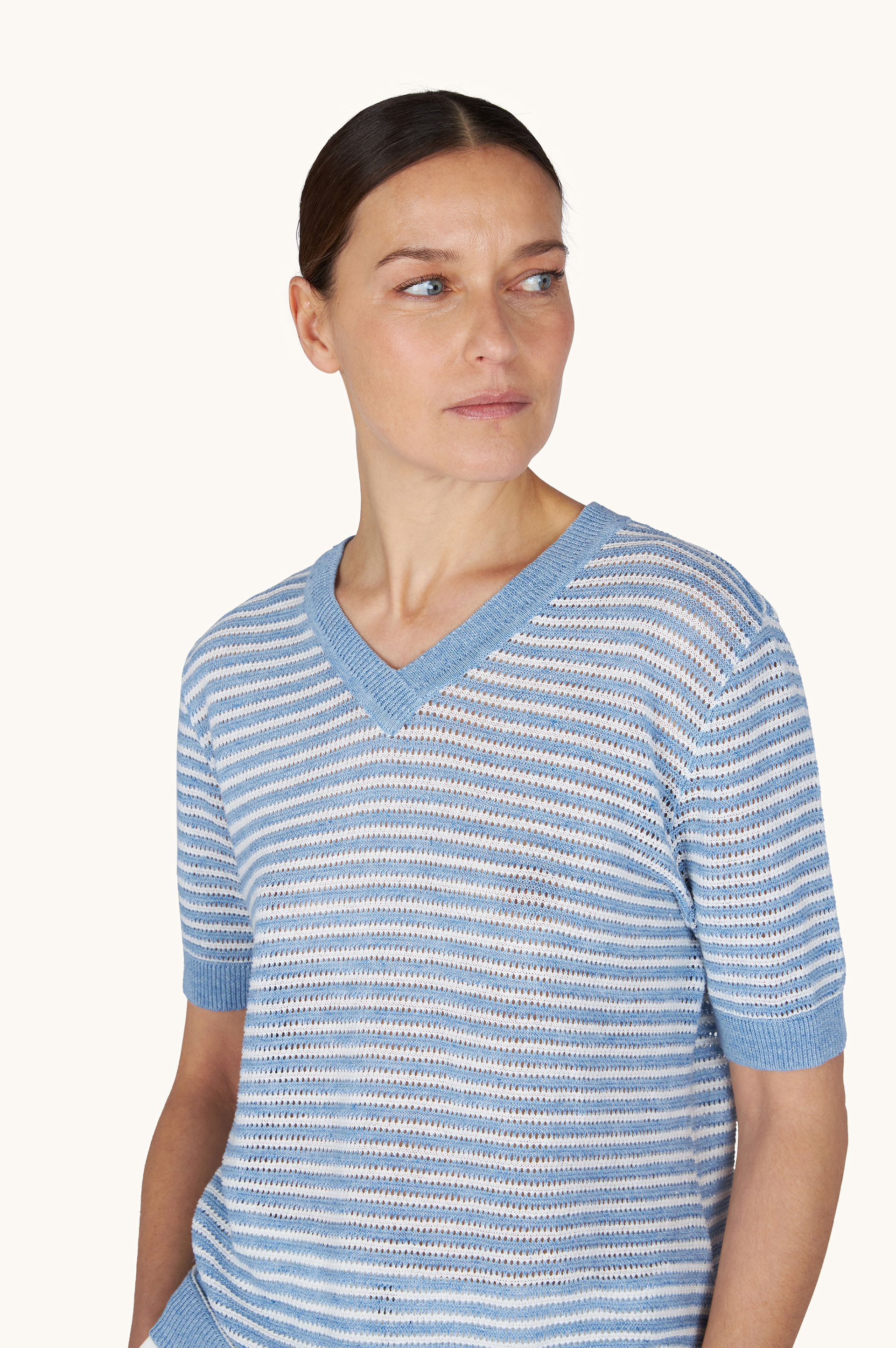 كنزة بياقة على شكل V من الكتان الخالص image number 4