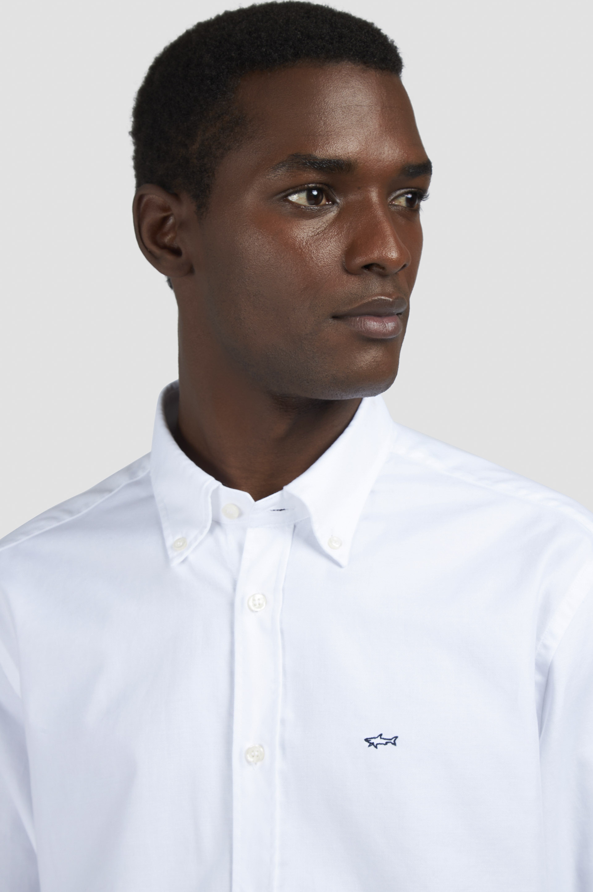 Camisa de algodón Oxford con bordado de tiburón image number 4 Camisa de algodón Oxford con bordado de tiburón image number 4