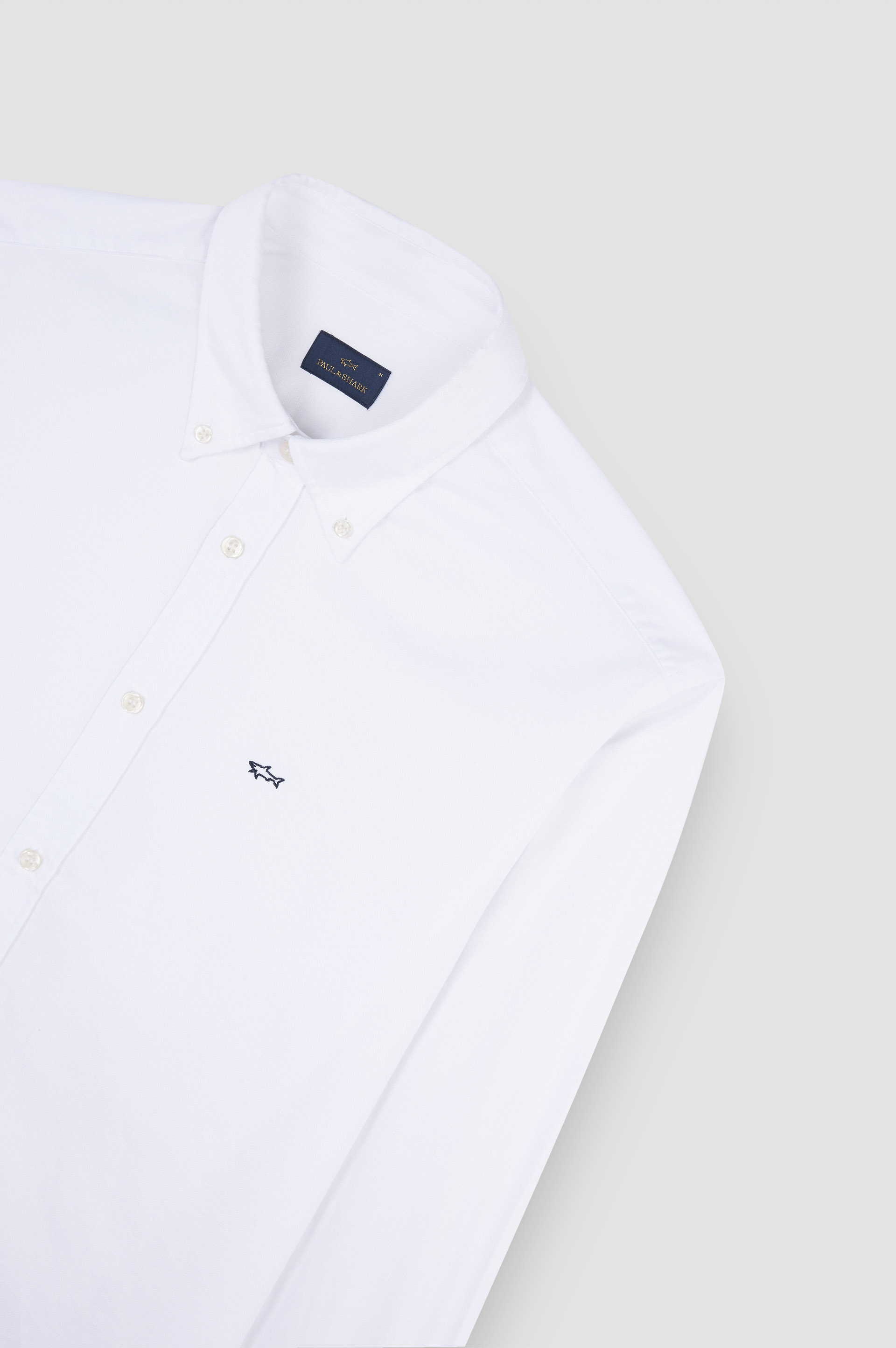 Camisa de algodón Oxford con bordado de tiburón image number 5 Camisa de algodón Oxford con bordado de tiburón image number 5