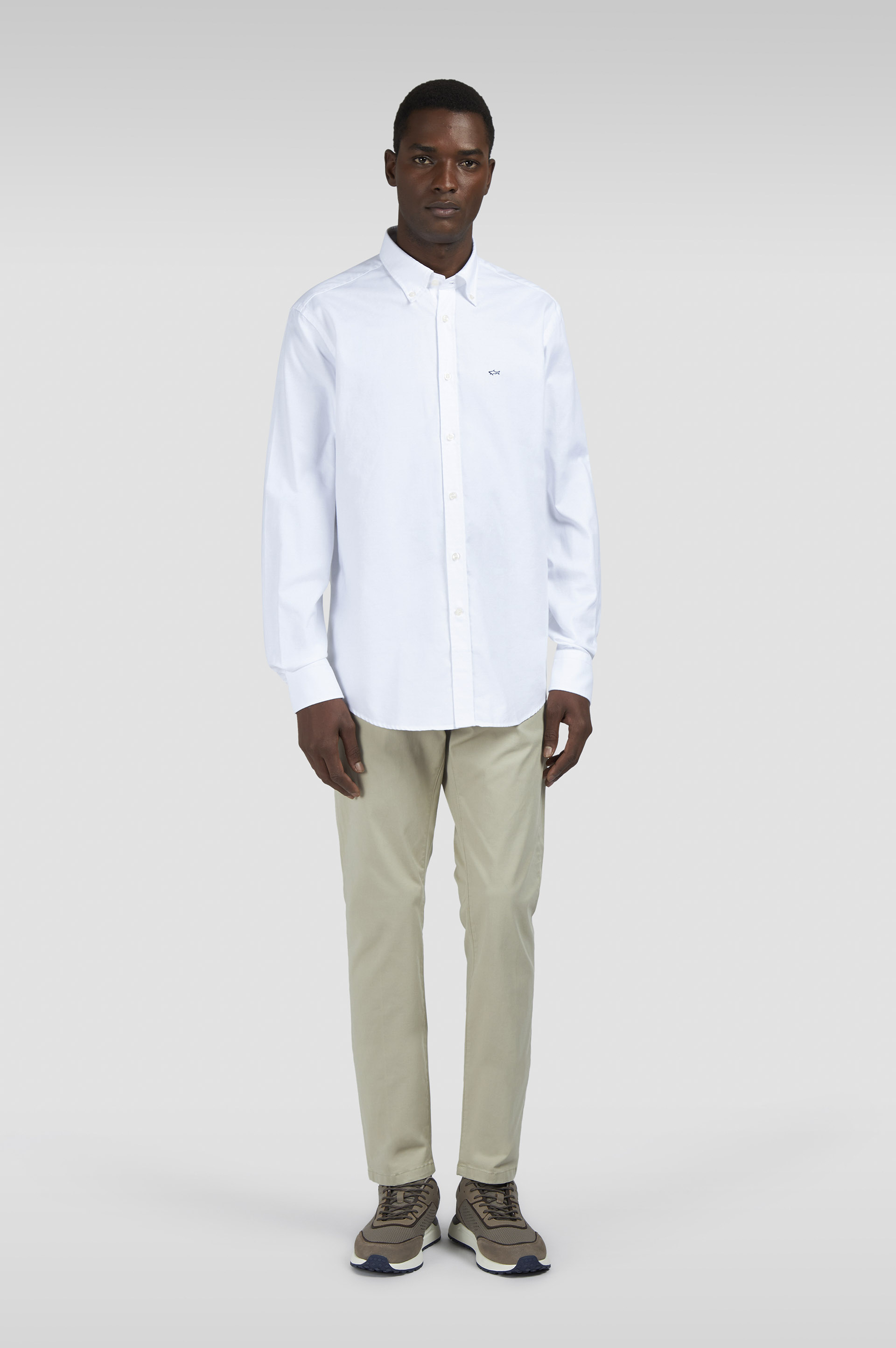 Camisa de algodón Oxford con bordado de tiburón image number 2 Camisa de algodón Oxford con bordado de tiburón image number 2