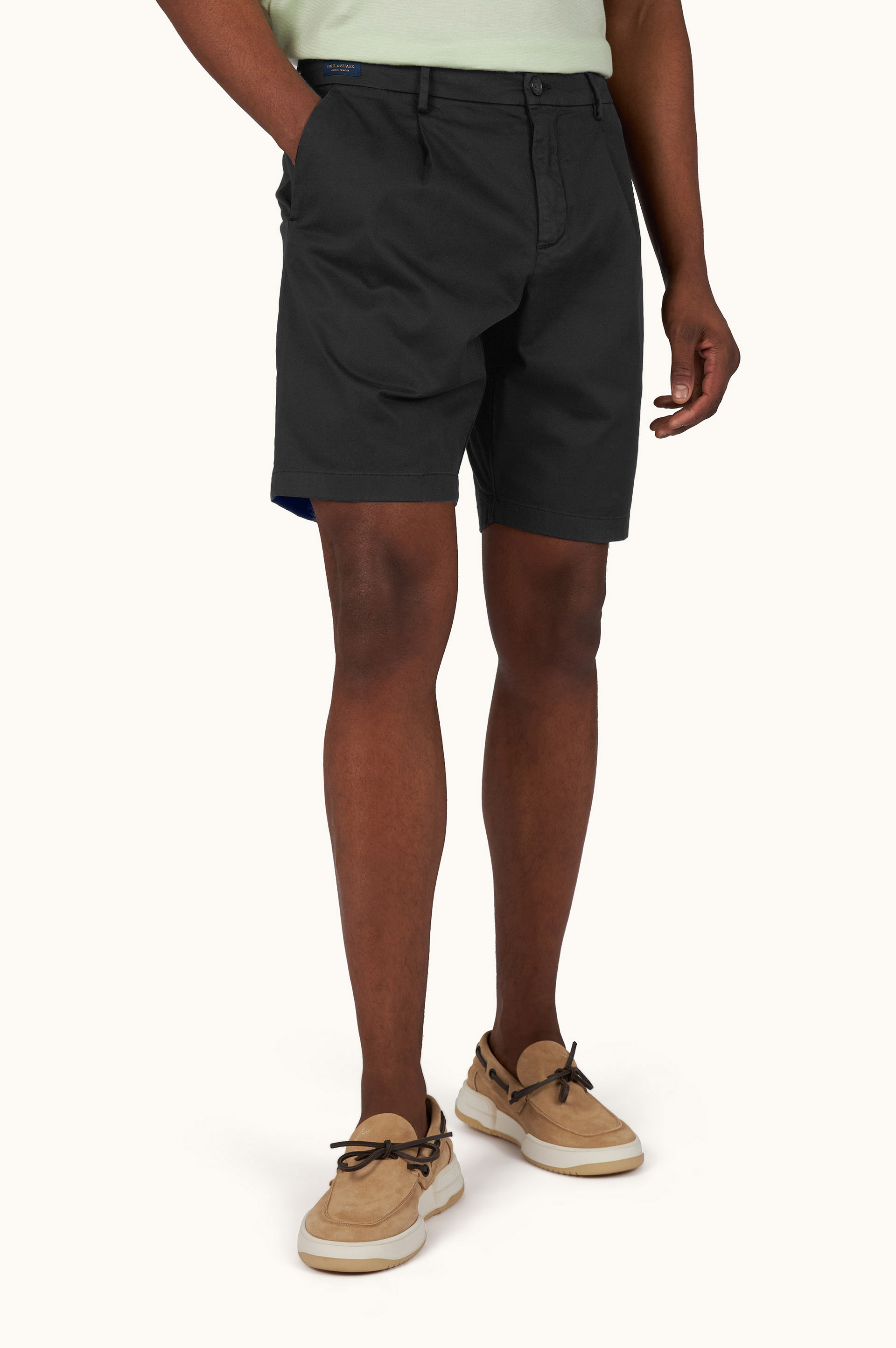 Bermudashorts aus Stretch-Baumwolle mit einer Pince image number 0