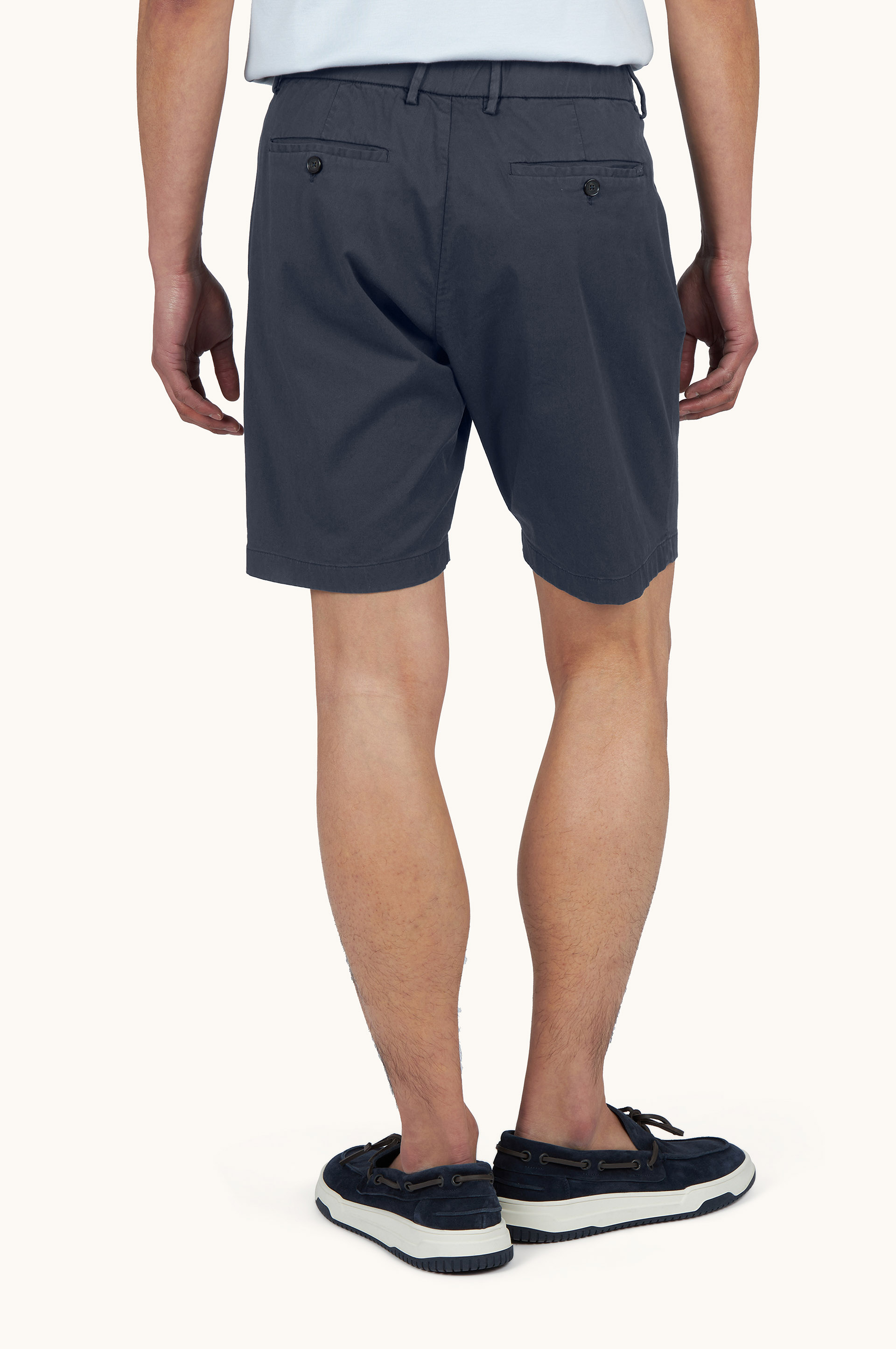 Stretch cotton Bermuda shorts with one dart image number 3