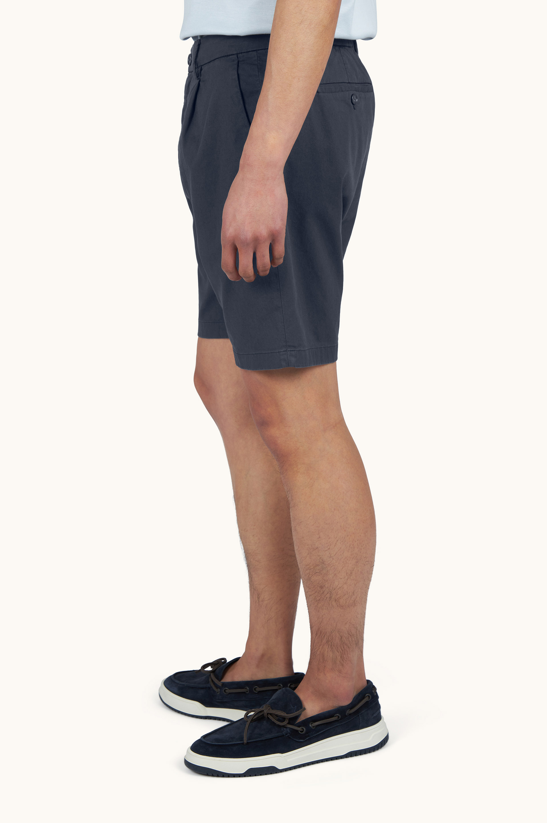 Stretch cotton Bermuda shorts with one dart image number 5
