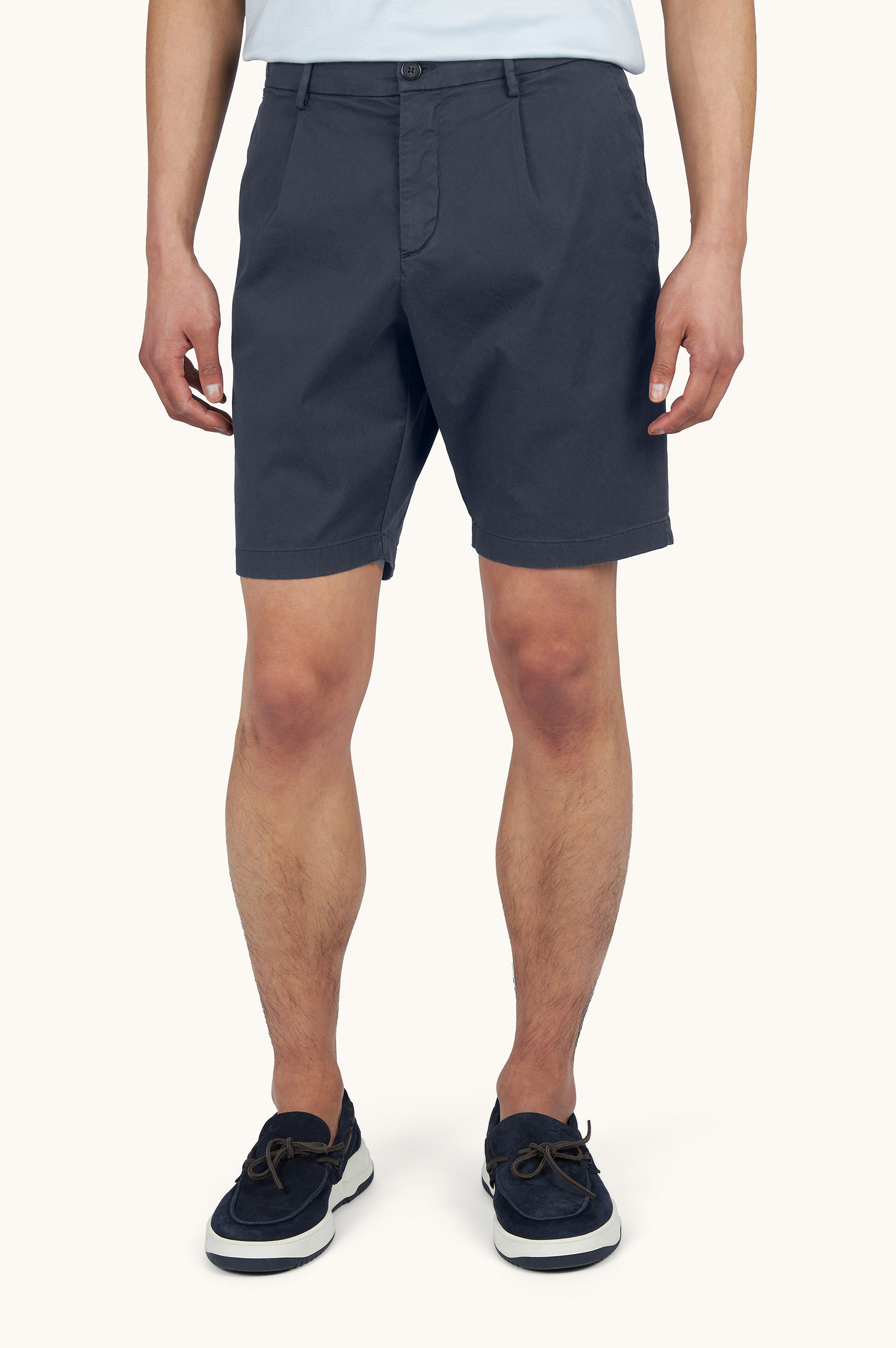 Stretch cotton Bermuda shorts with one dart image number 0