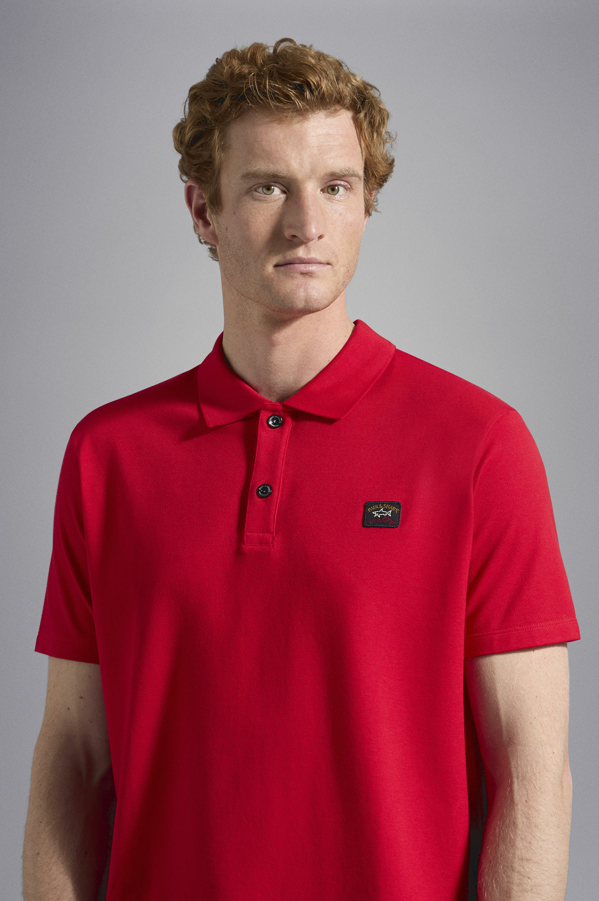 Polo en coton piqu&eacute; avec badge iconique image number 4