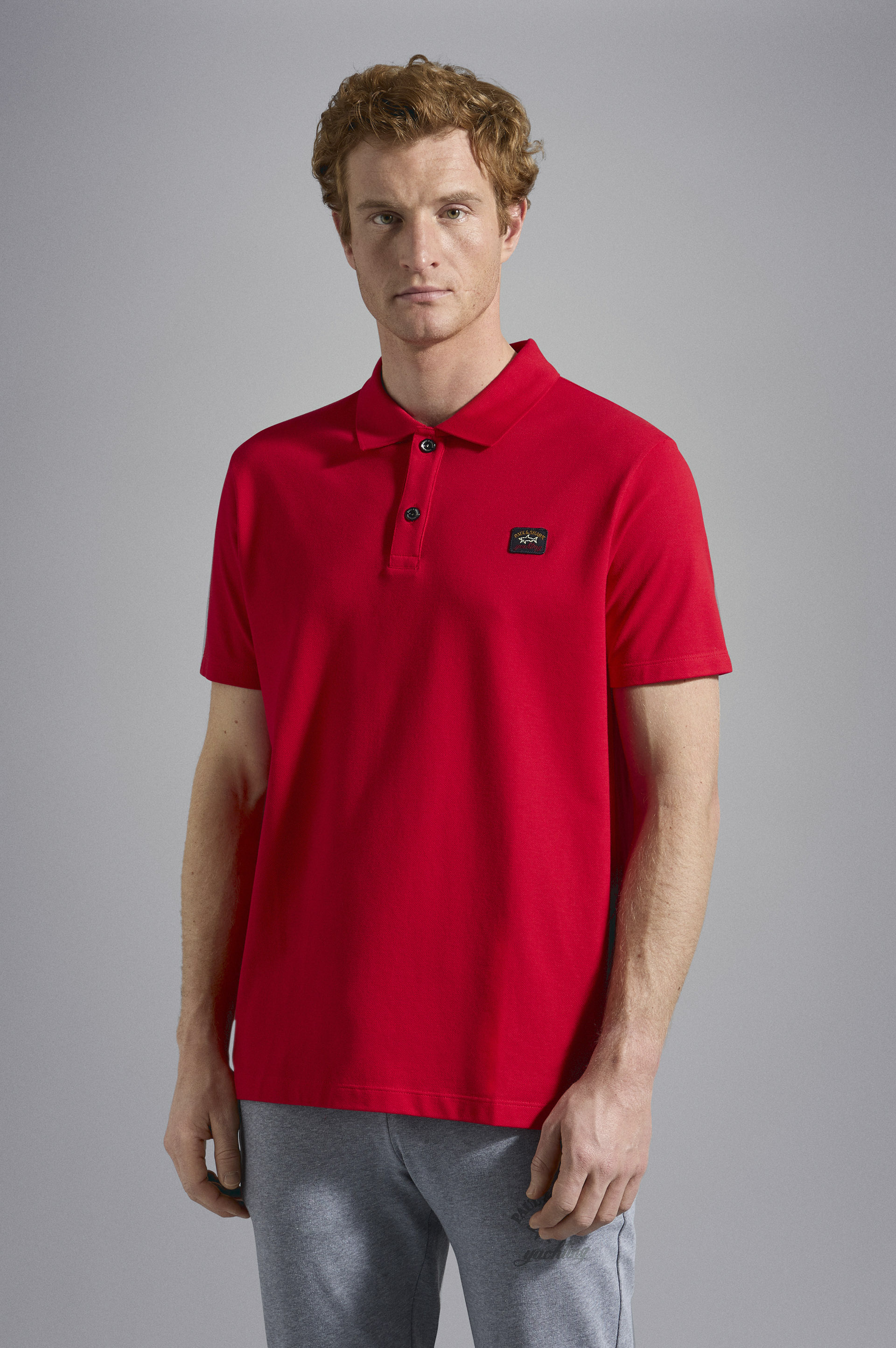 Polo en coton piqu&eacute; avec badge iconique image number 0