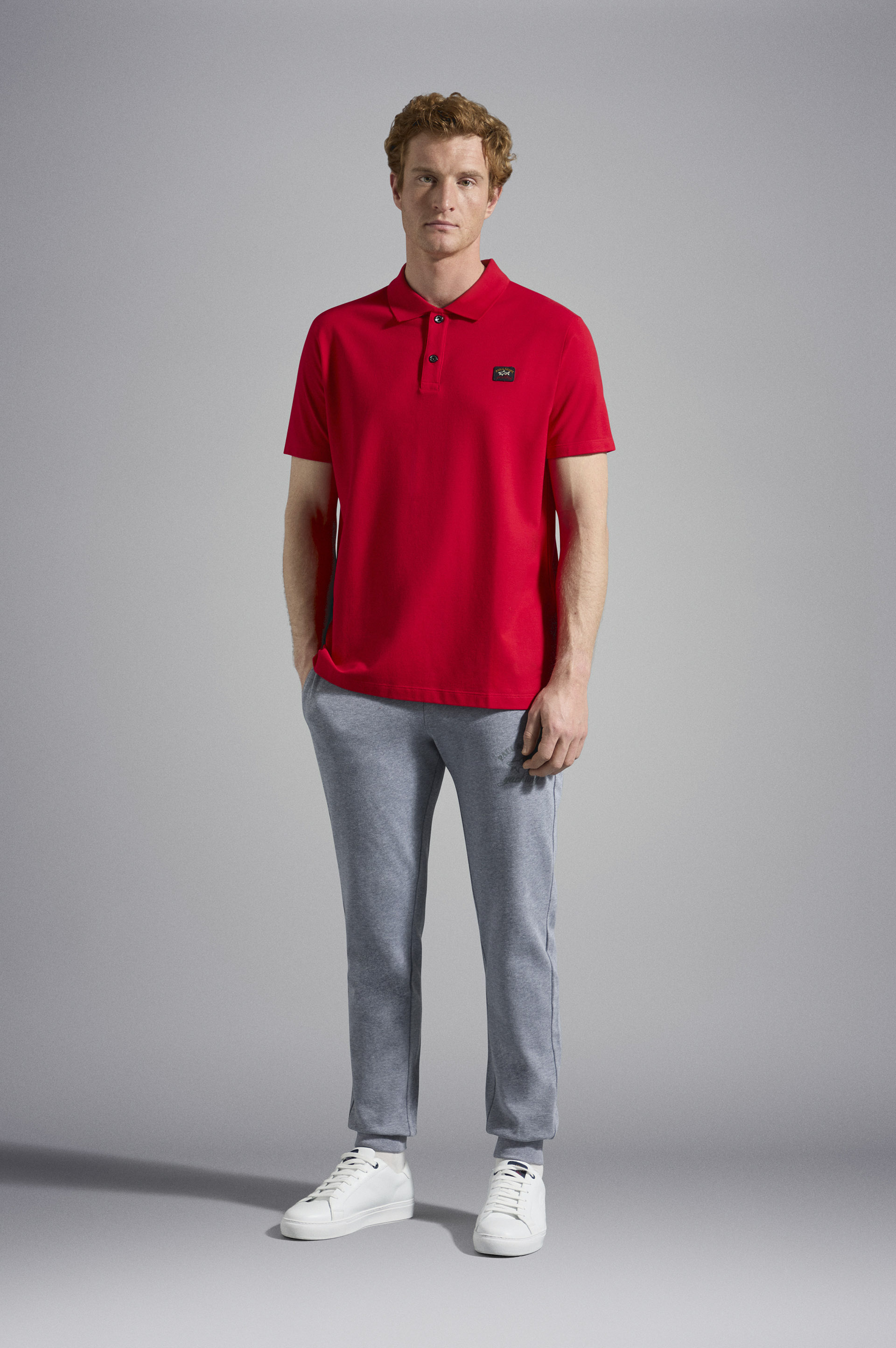 Polo en coton piqu&eacute; avec badge iconique image number 2