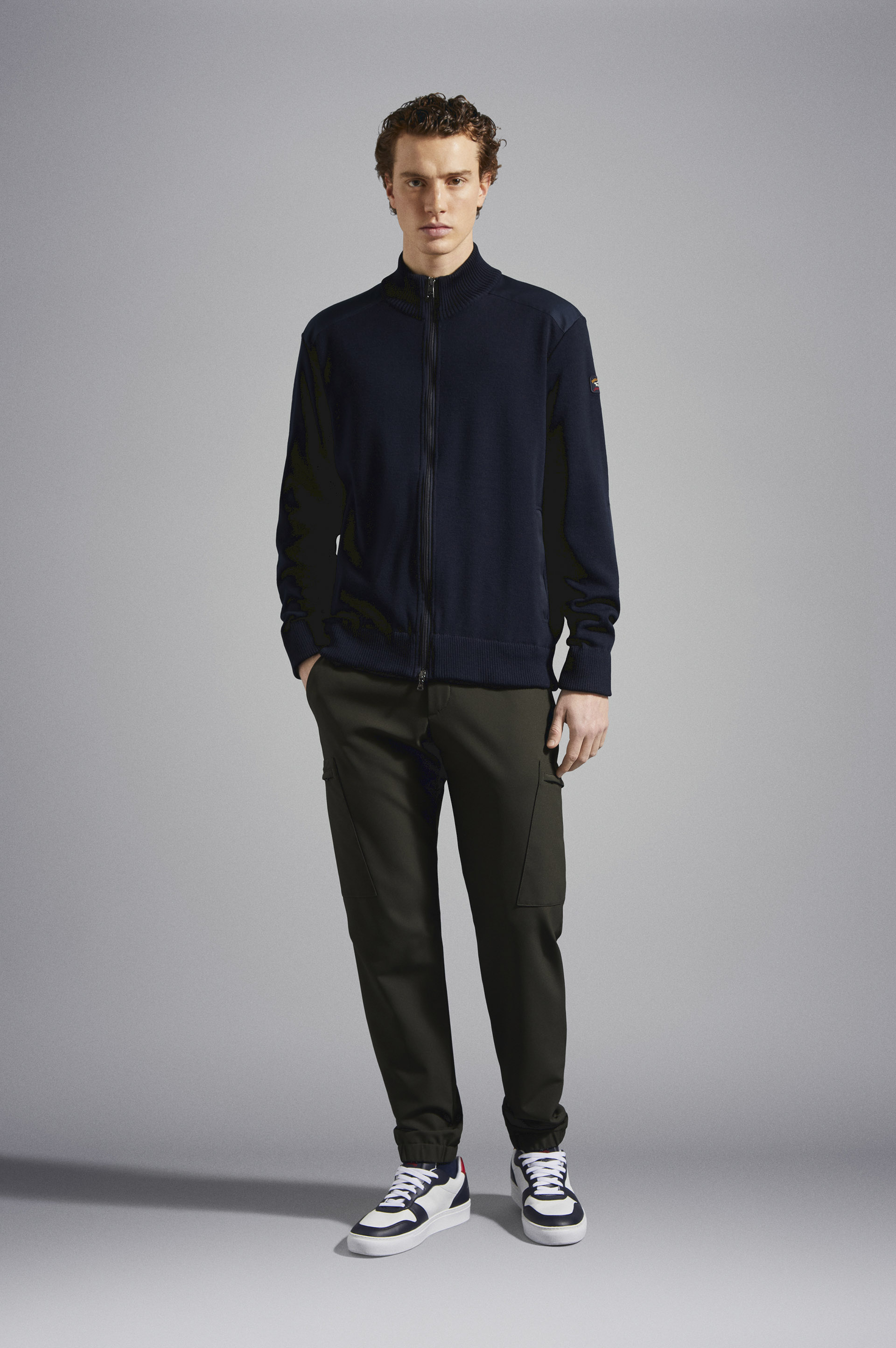 带标志性徽章的羊毛拉链开衫 image number 2 带标志性徽章的羊毛拉链开衫 image number 2