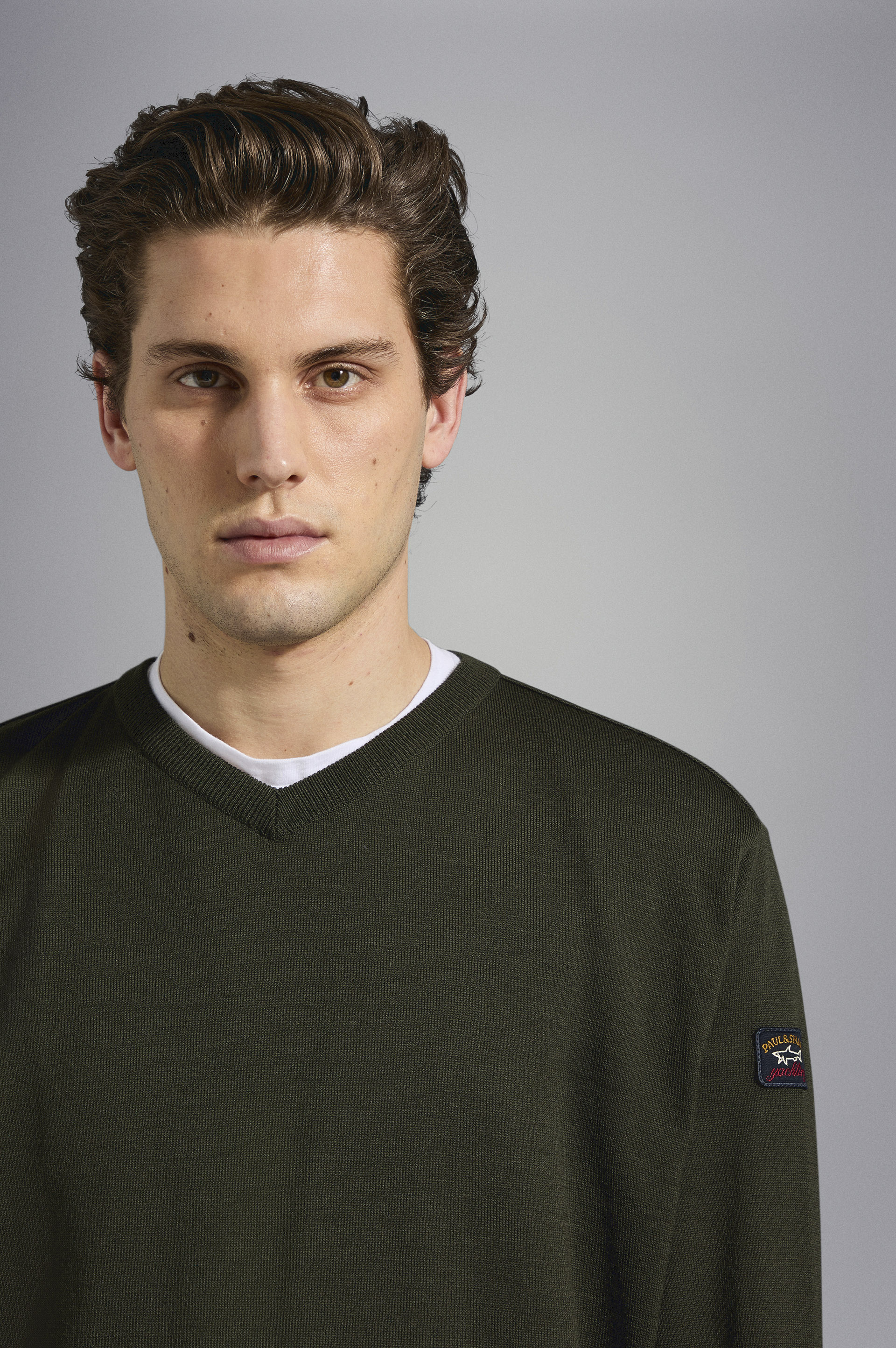 Pullover aus Merinowolle mit V-Ausschnitt und ikonischem Badge image number 4