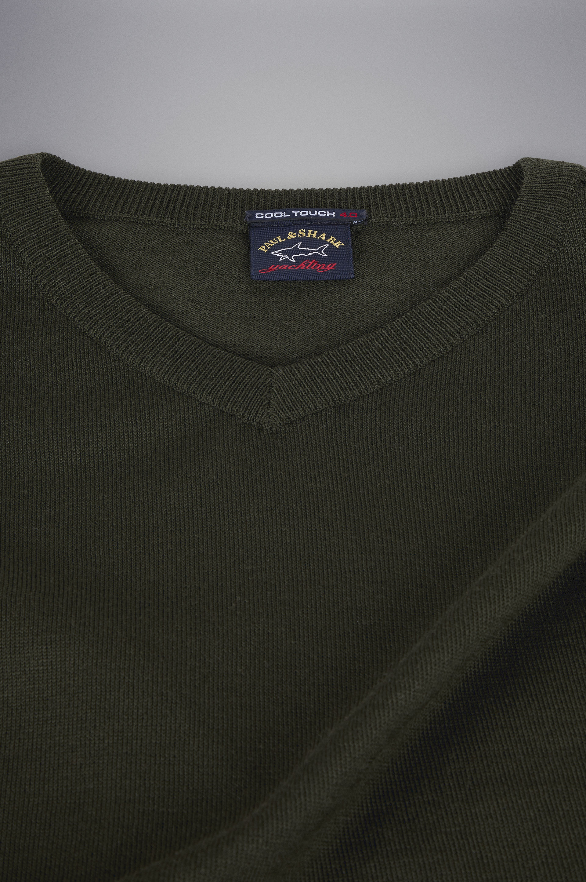 Pullover aus Merinowolle mit V-Ausschnitt und ikonischem Badge image number 5