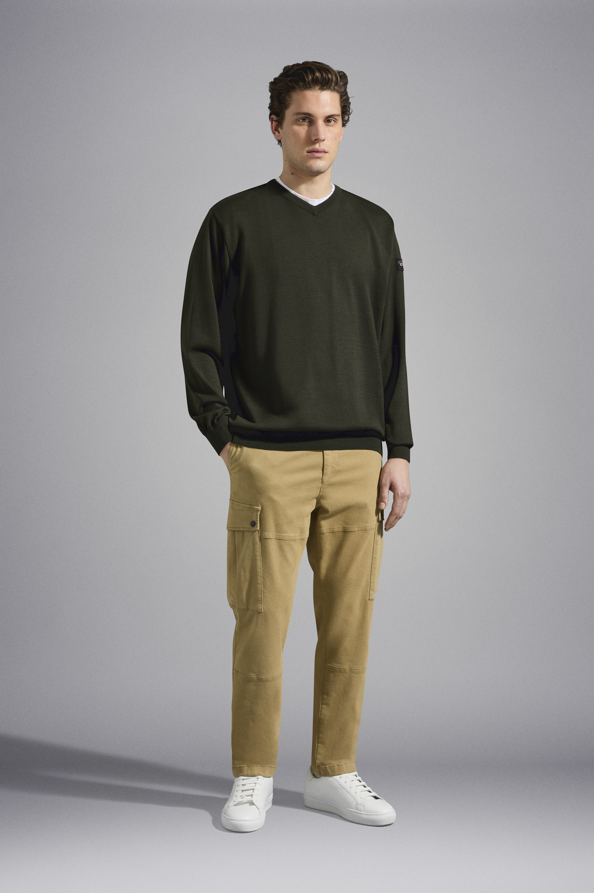 Pullover aus Merinowolle mit V-Ausschnitt und ikonischem Badge image number 2