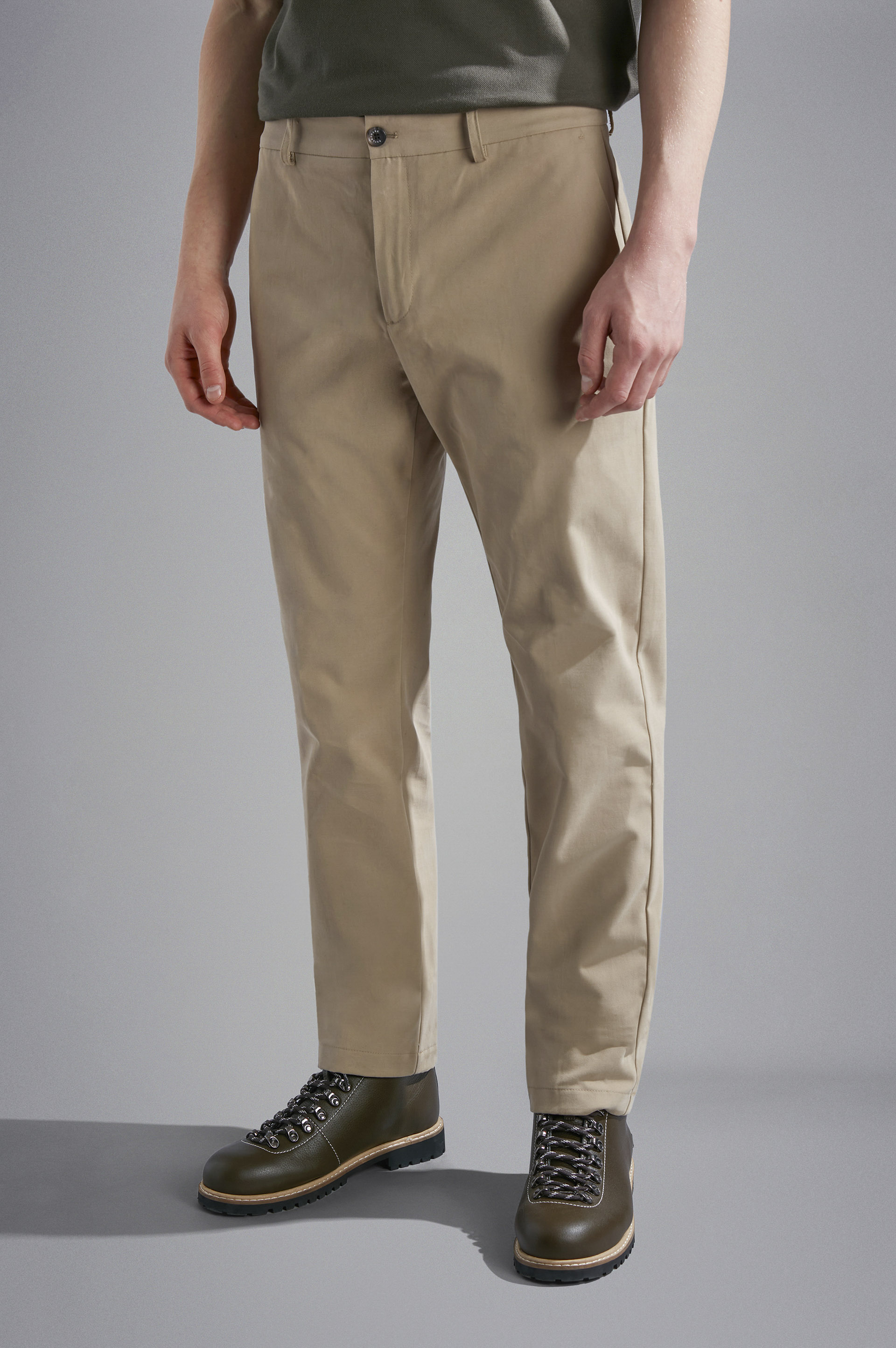 Pantalones chinos de algod&oacute;n el&aacute;stico image number 0