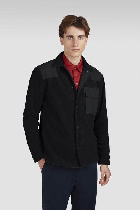 Sobrecamisa de forro polar con inserciones en tejido técnico Sobrecamisa de forro polar con inserciones en tejido técnico