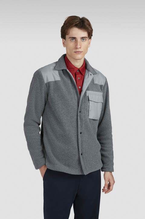 Sobrecamisa de forro polar con inserciones en tejido técnico Sobrecamisa de forro polar con inserciones en tejido técnico