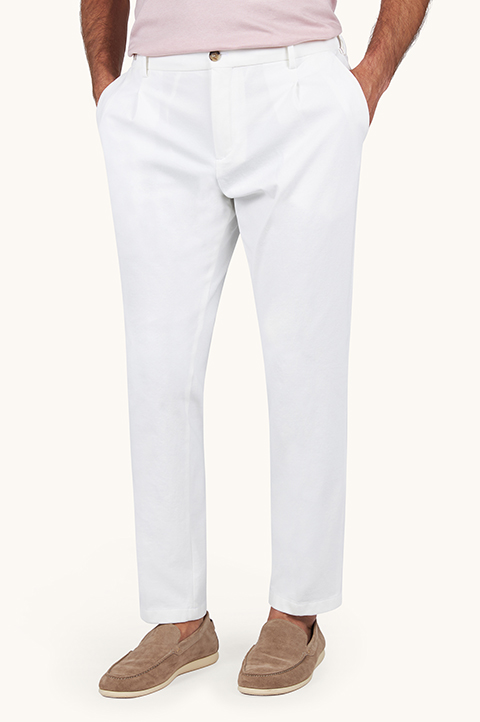 Dynamic chino trousers with pleats